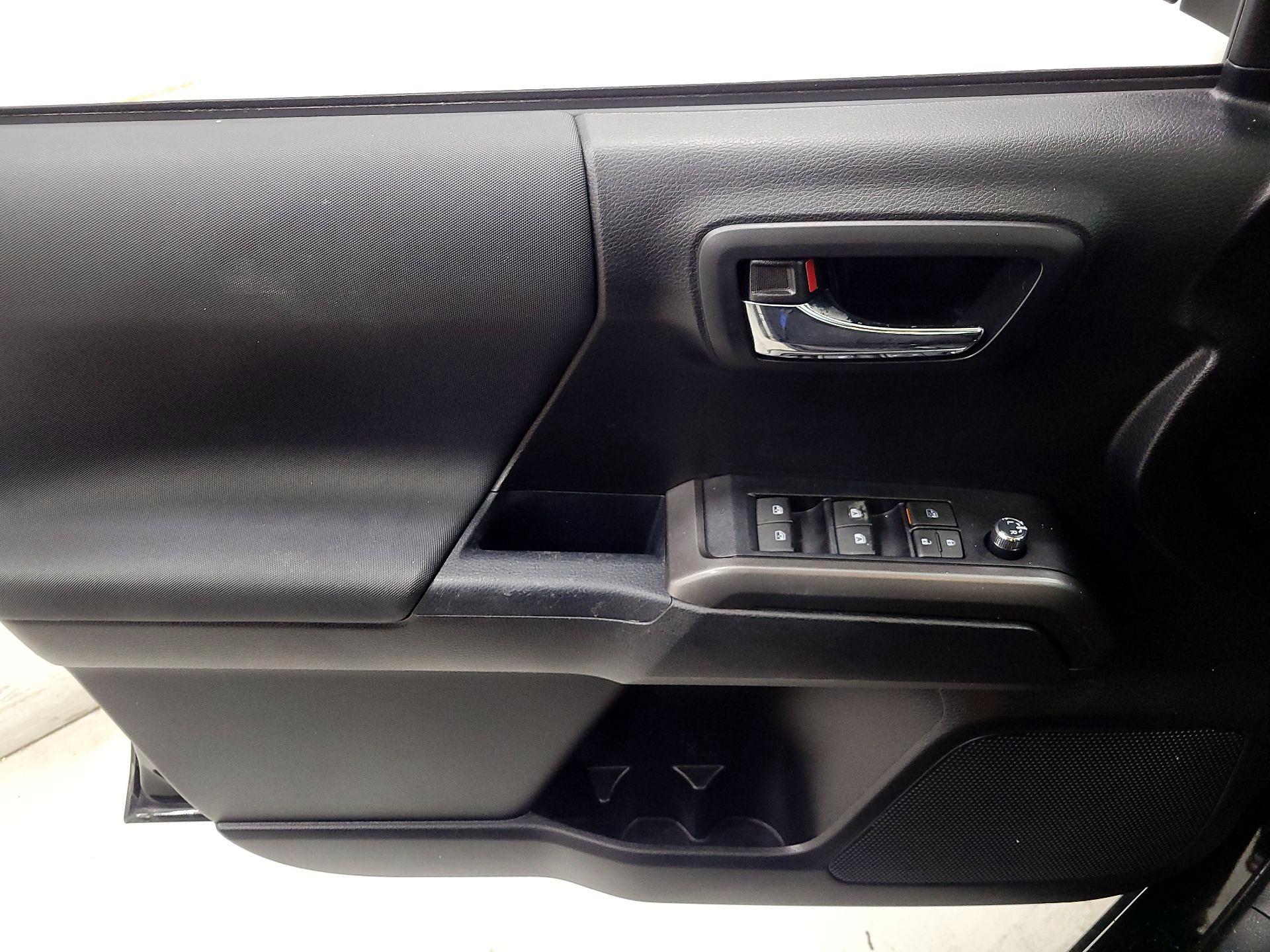 Thumbnail: 2017 Toyota Tacoma - 12