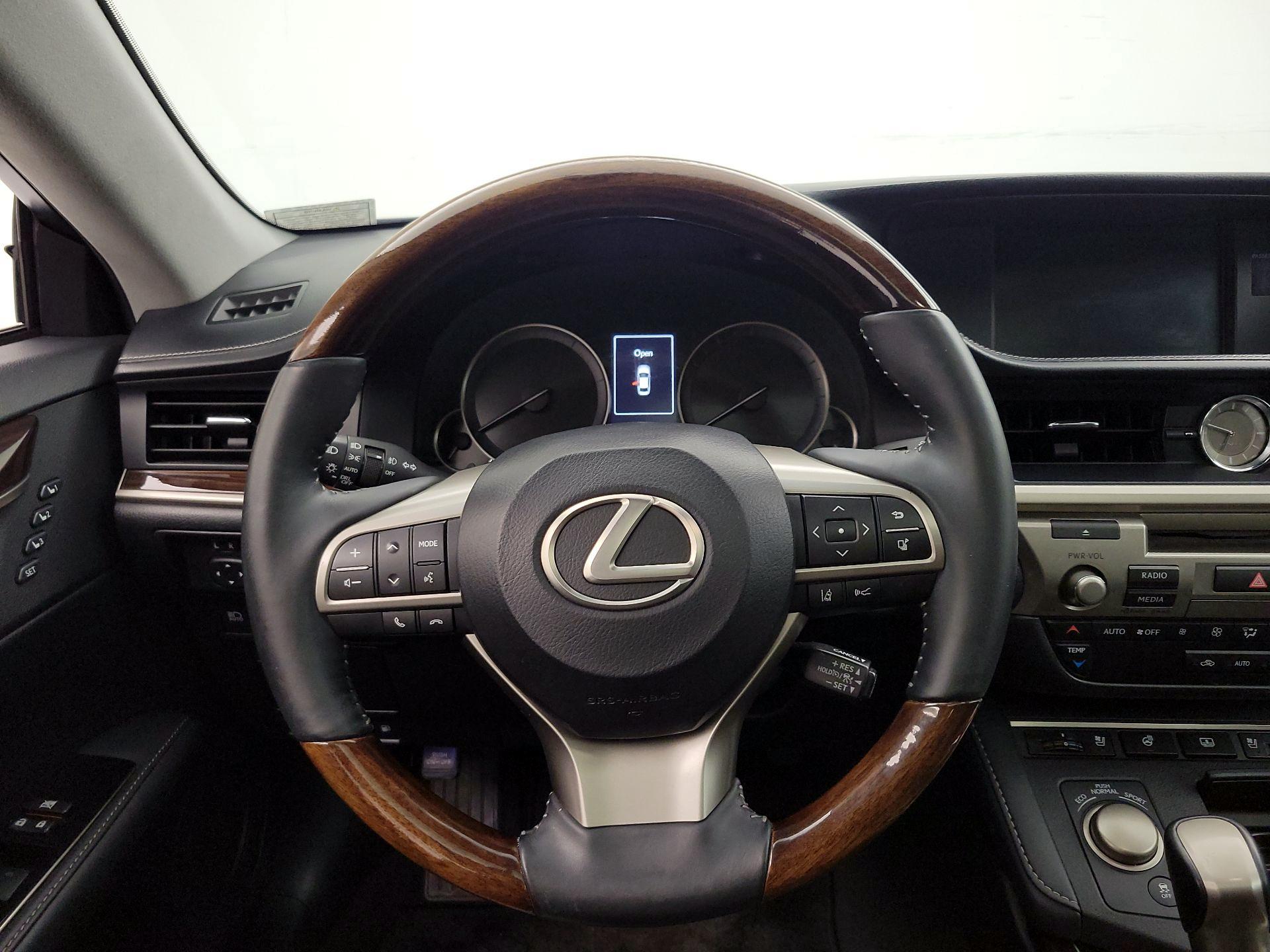 Thumbnail: 2016 Lexus ES - 10