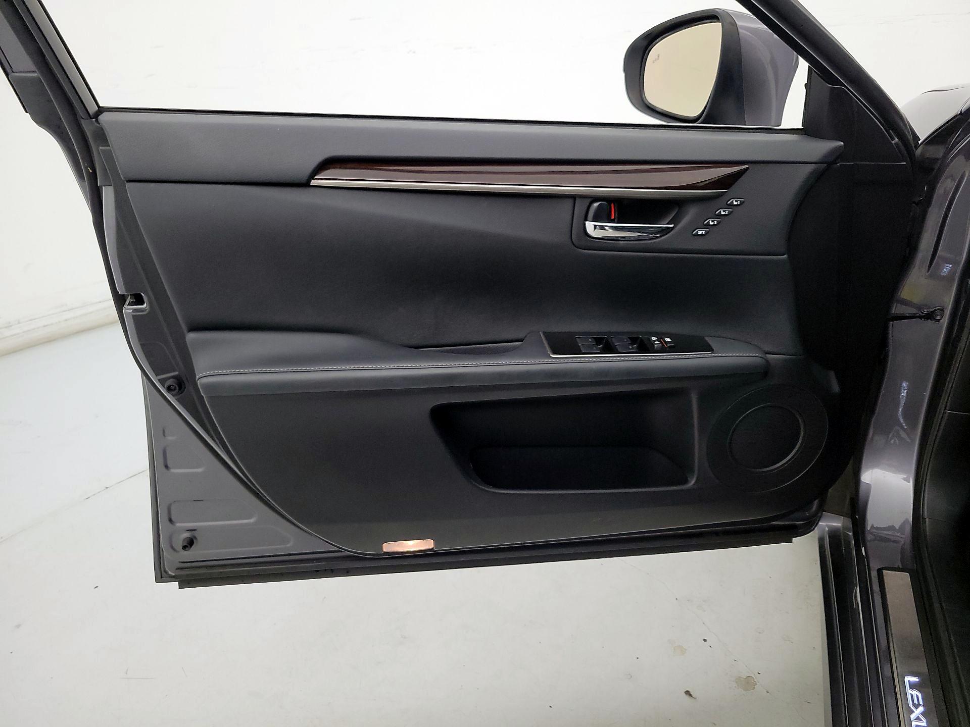 Thumbnail: 2016 Lexus ES - 12