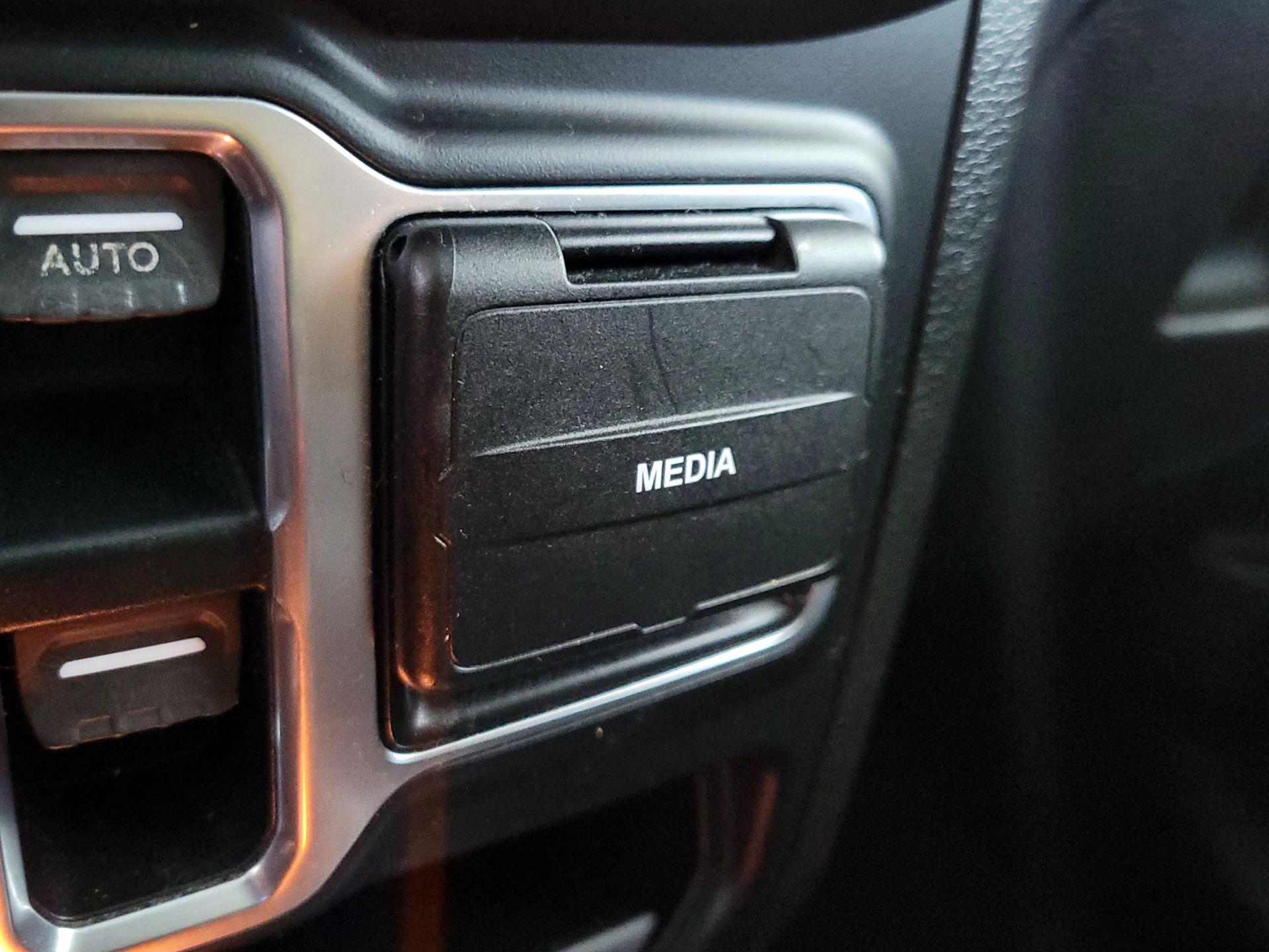 Thumbnail: 2019 Jeep Wrangler - 18