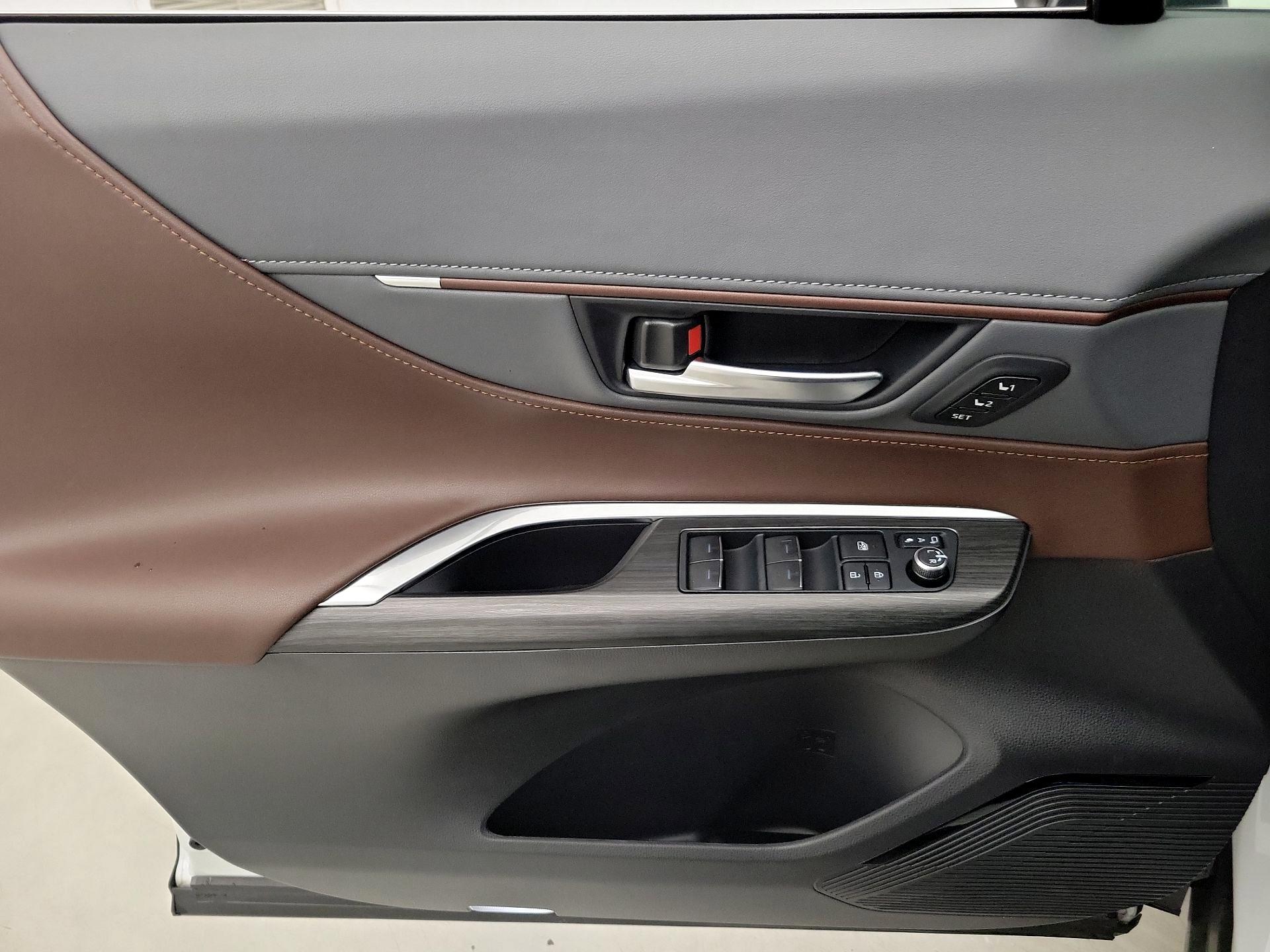 Thumbnail: 2024 Toyota Venza - 12