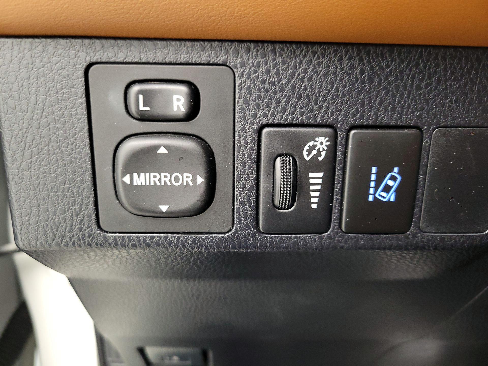 Thumbnail: 2016 Toyota RAV4 - 13