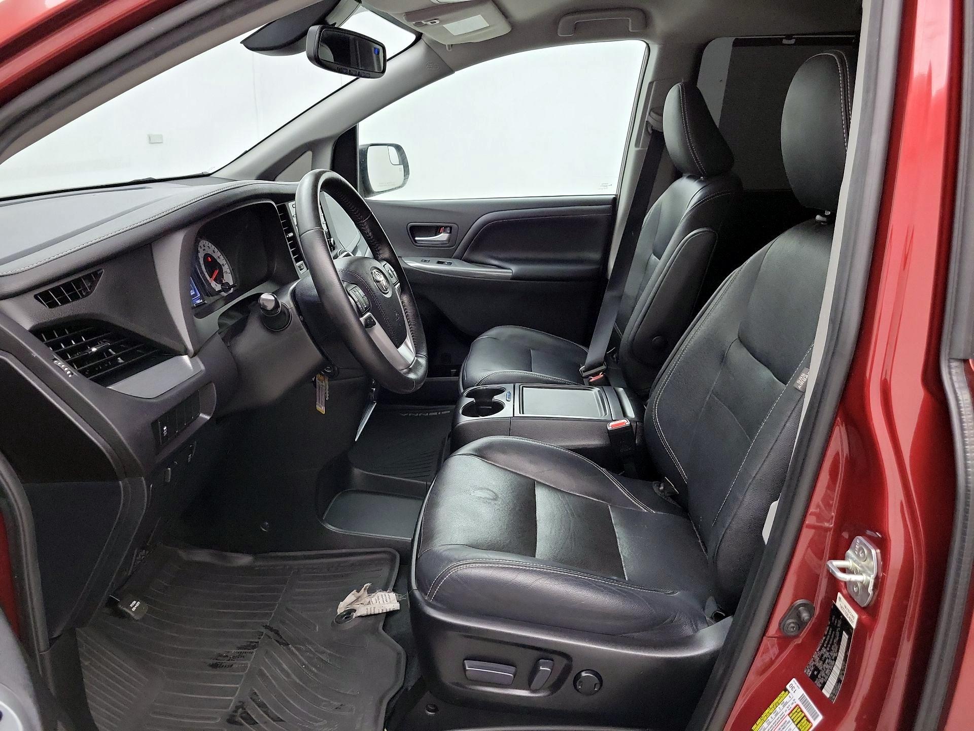 Thumbnail: 2020 Toyota Sienna - 11