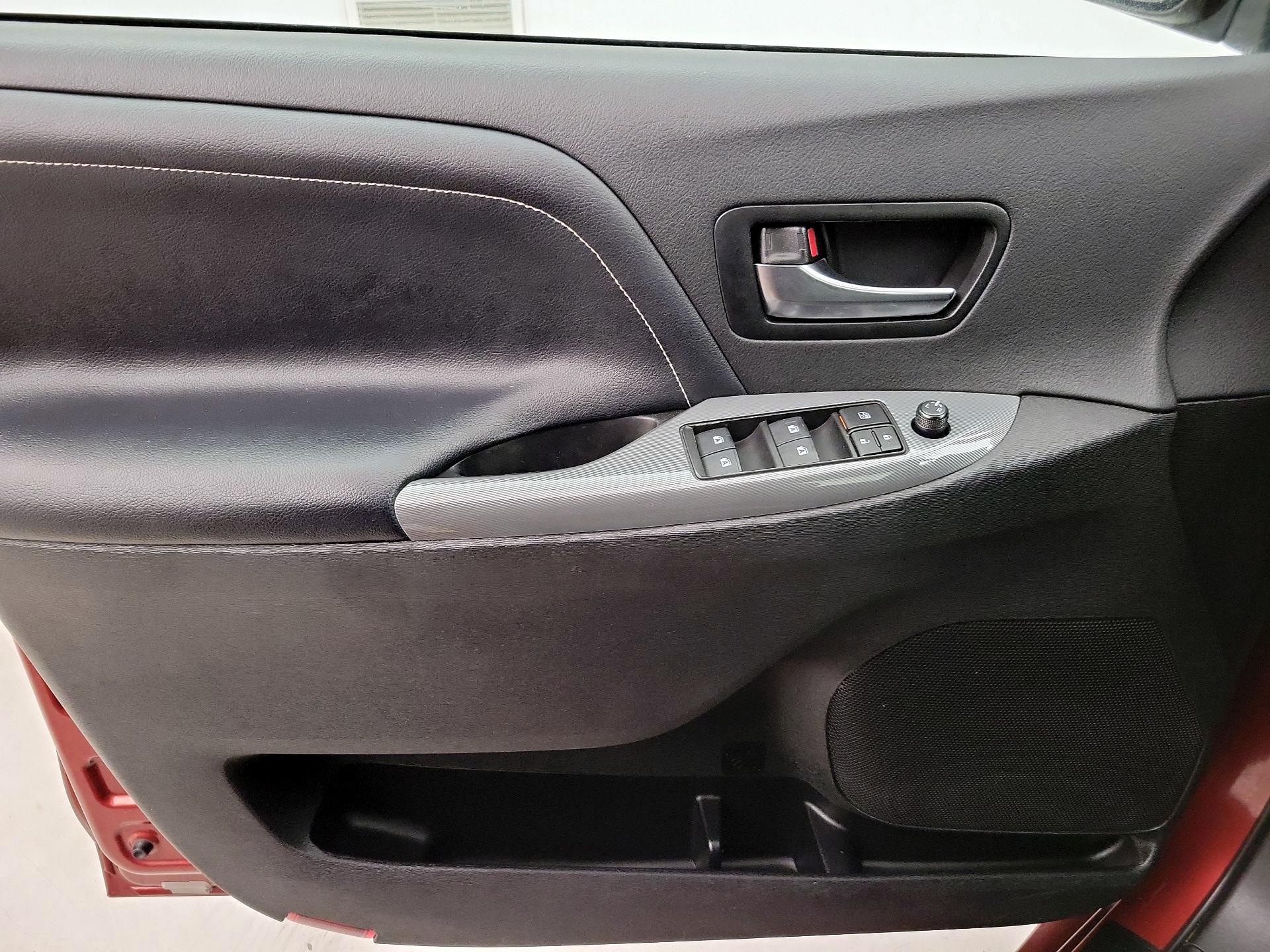 Thumbnail: 2020 Toyota Sienna - 12