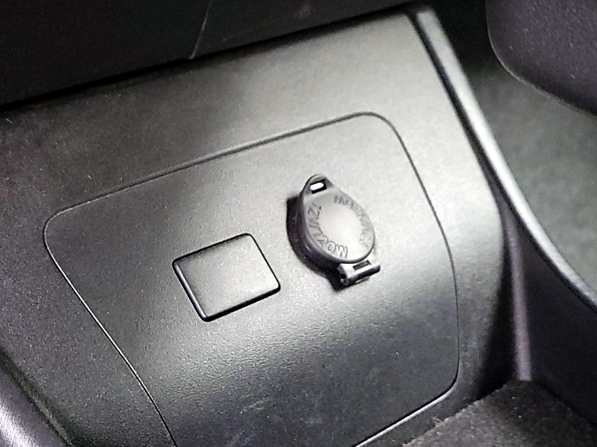 Thumbnail: 2015 Toyota Prius - 18