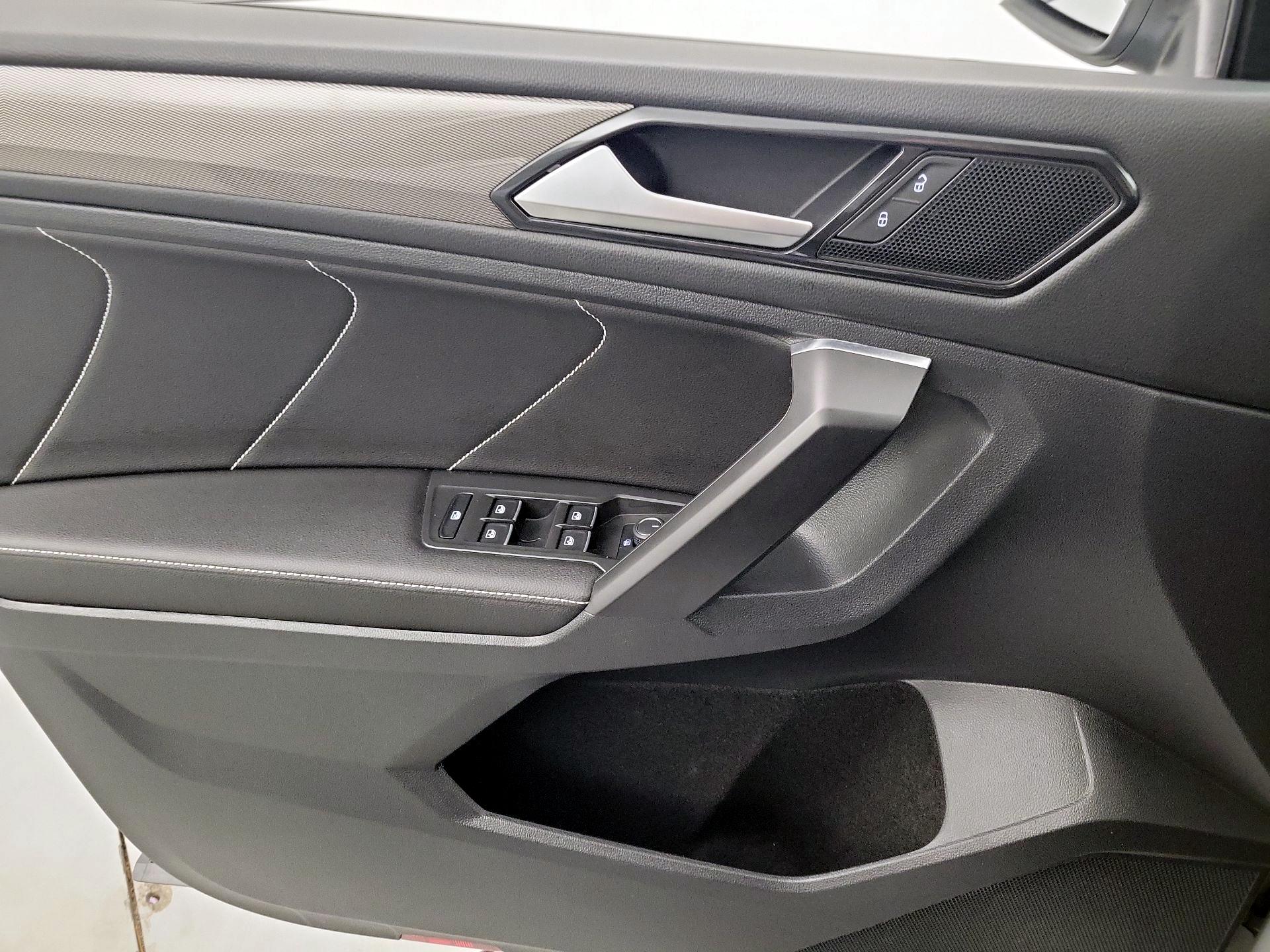 Thumbnail: 2023 Volkswagen Tiguan - 12
