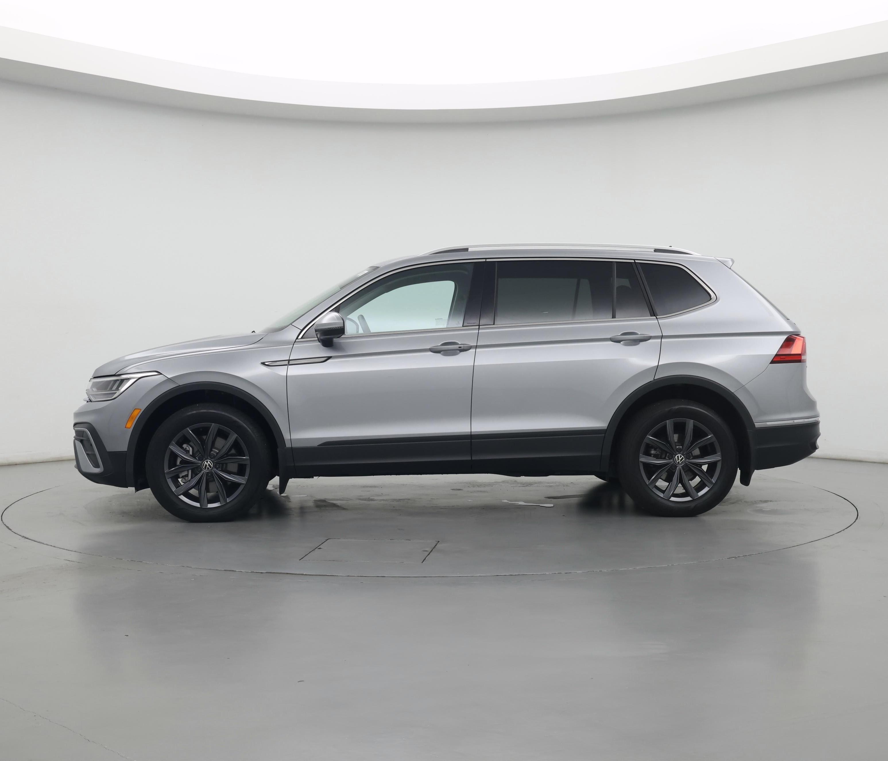Thumbnail: 2023 Volkswagen Tiguan - 3