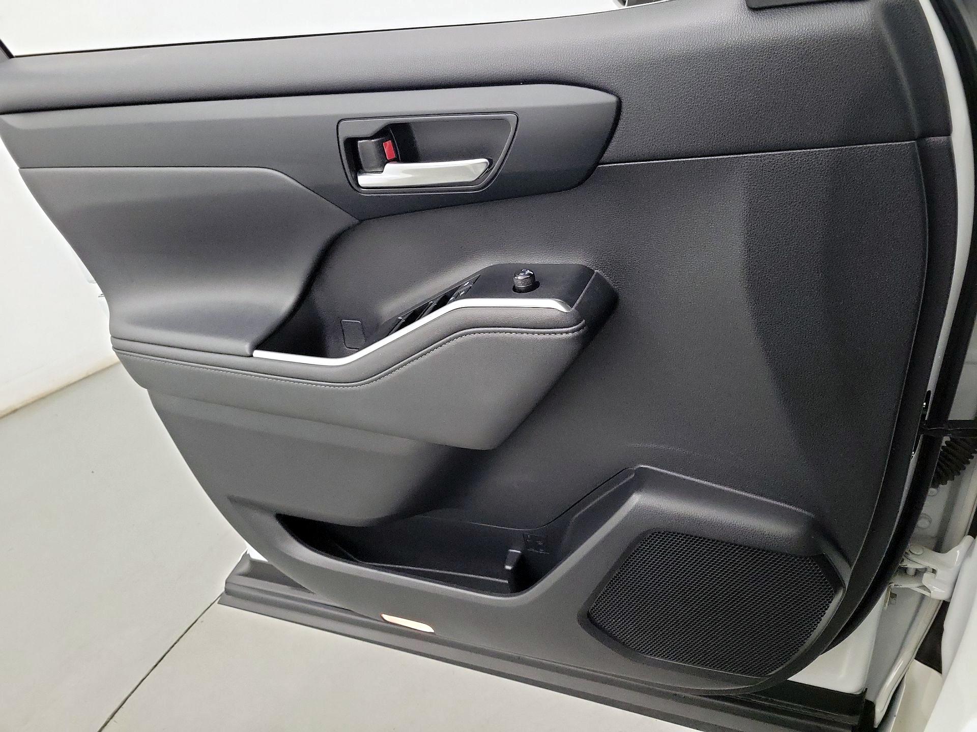 Thumbnail: 2020 Toyota Highlander - 10