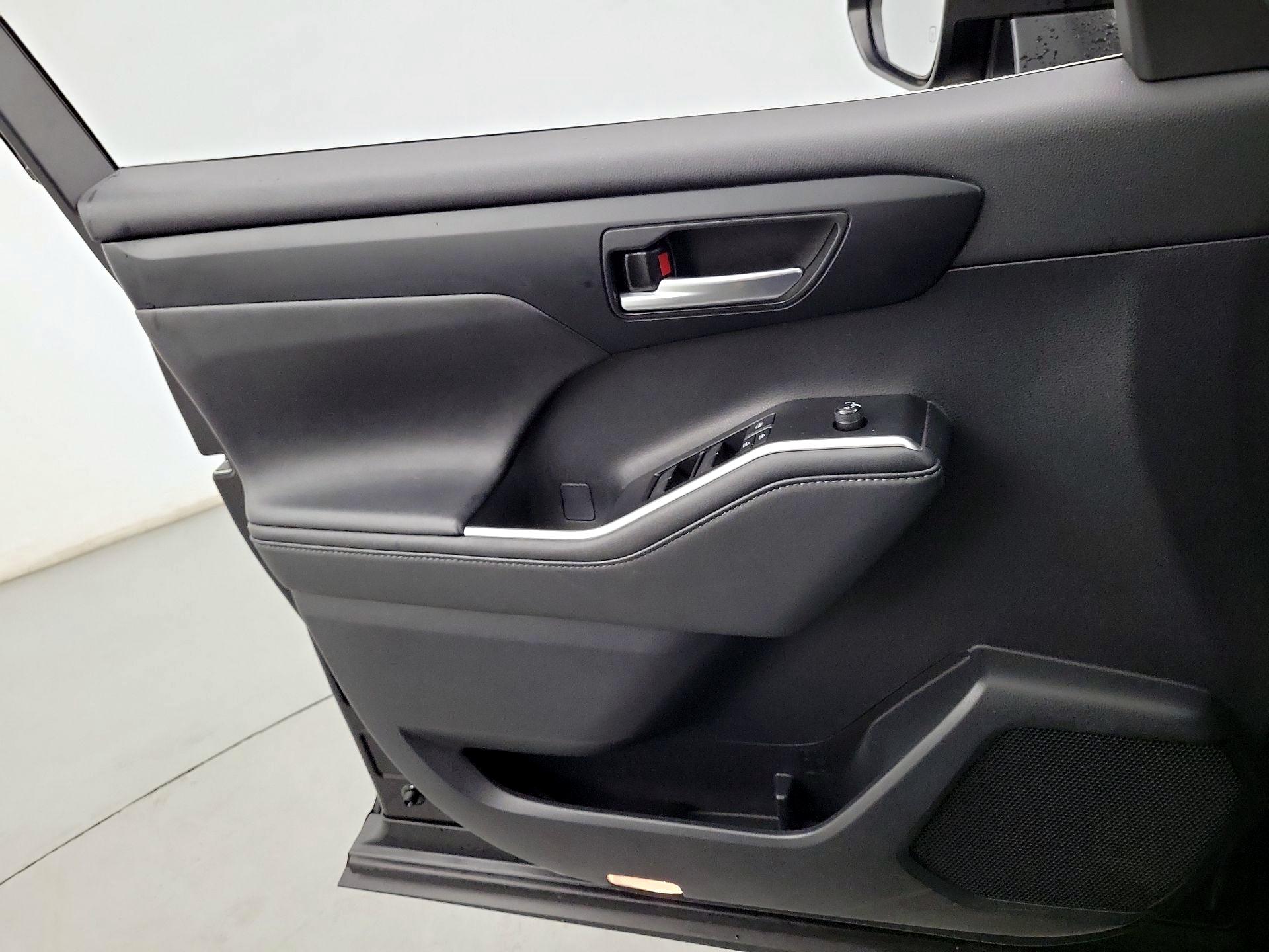 Thumbnail: 2021 Toyota Highlander - 12