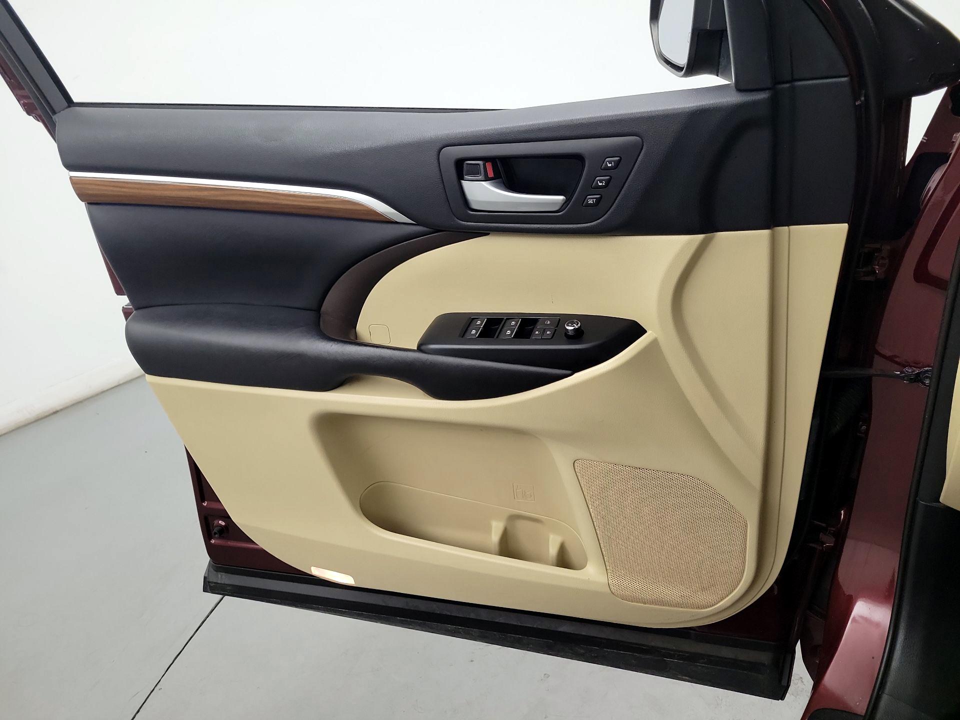 Thumbnail: 2017 Toyota Highlander - 10