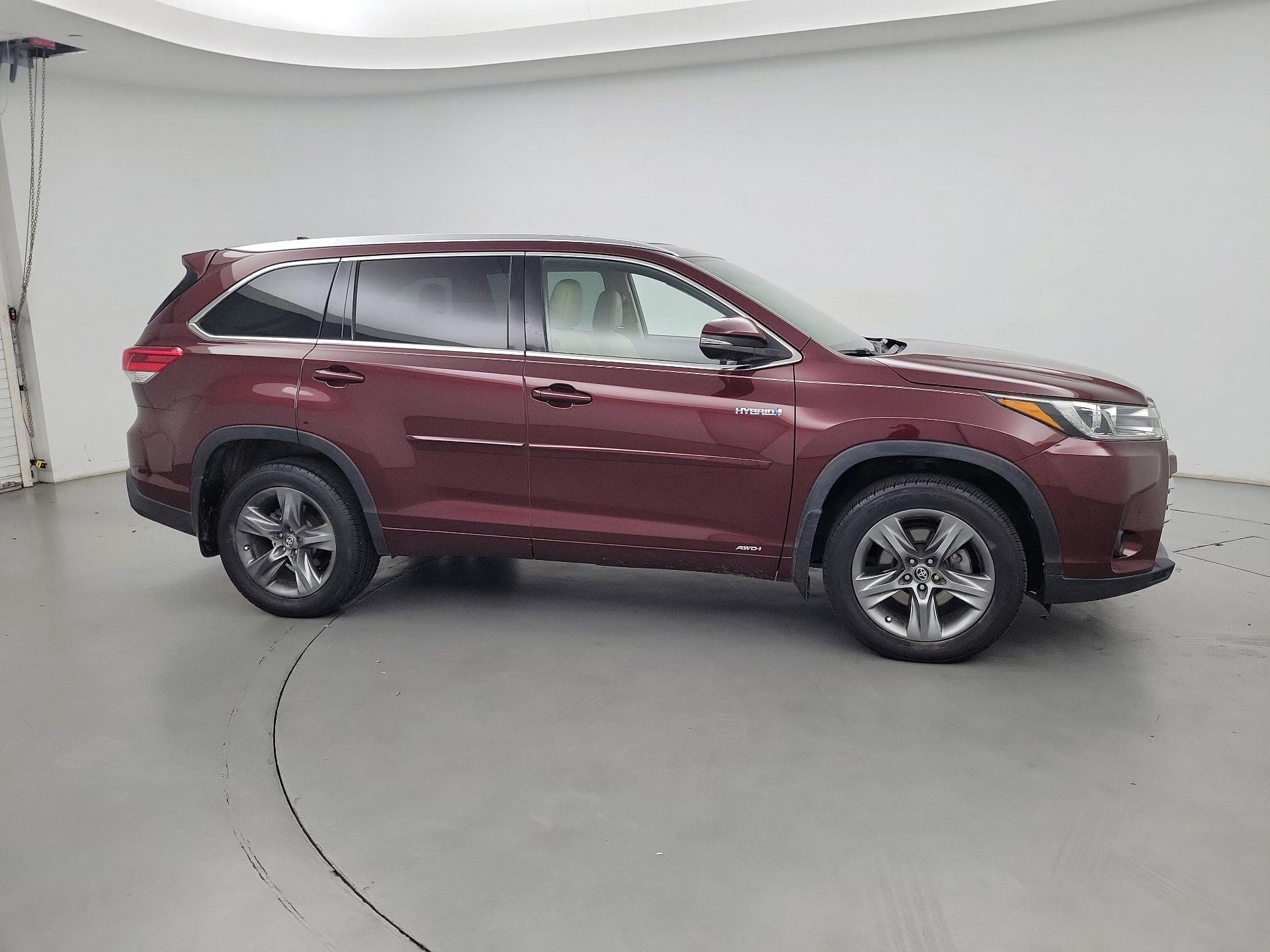 Thumbnail: 2017 Toyota Highlander - 4