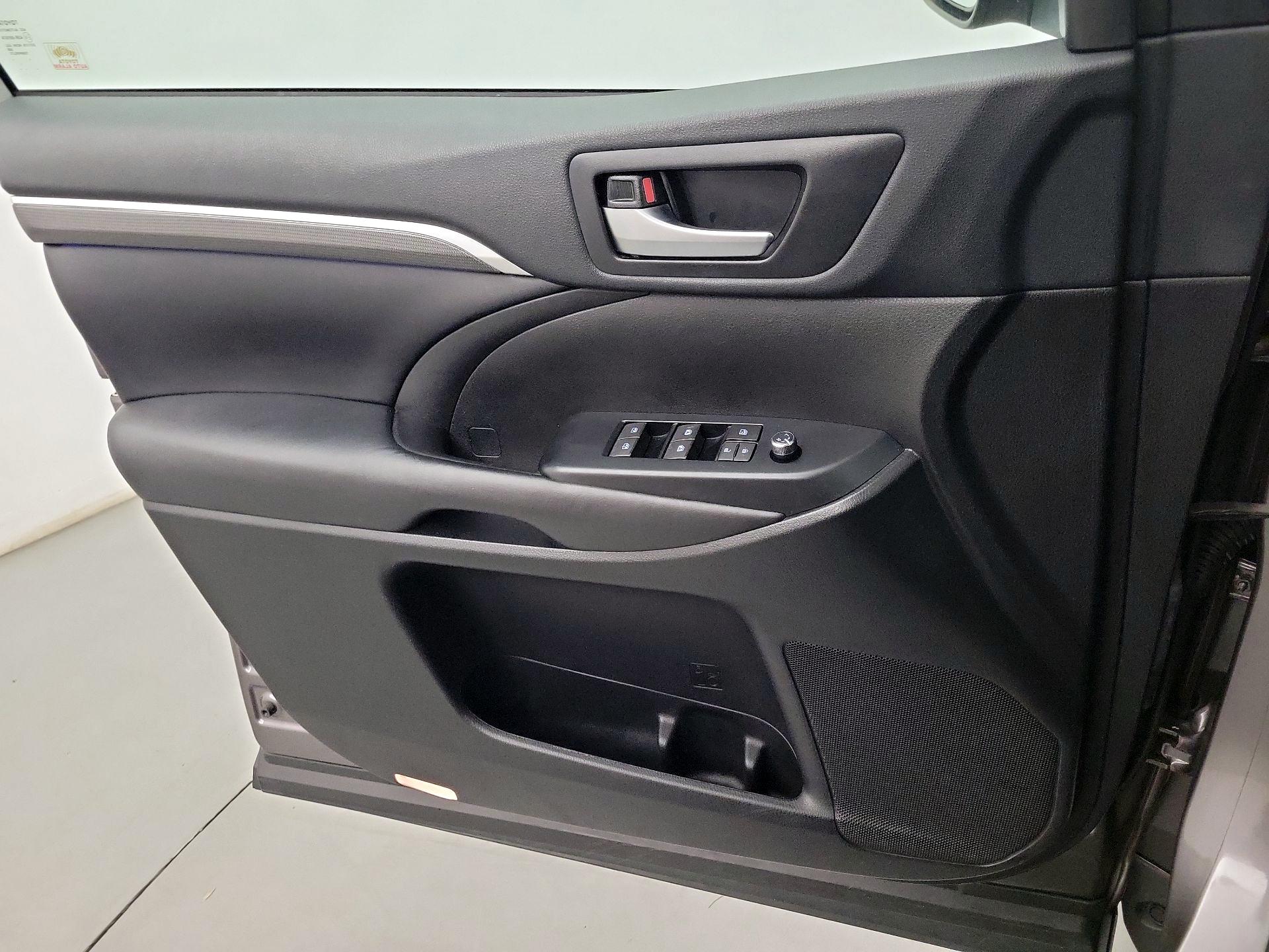 Thumbnail: 2019 Toyota Highlander - 10