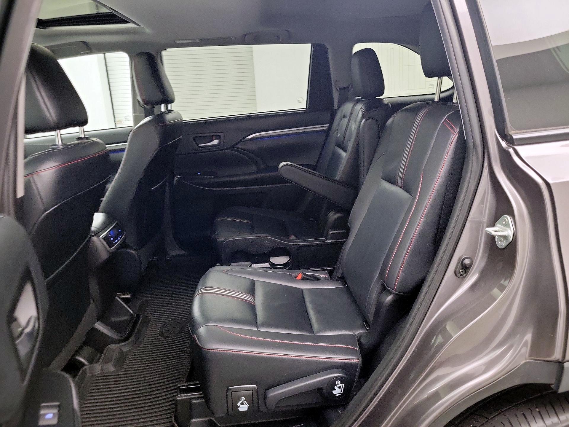 Thumbnail: 2019 Toyota Highlander - 18