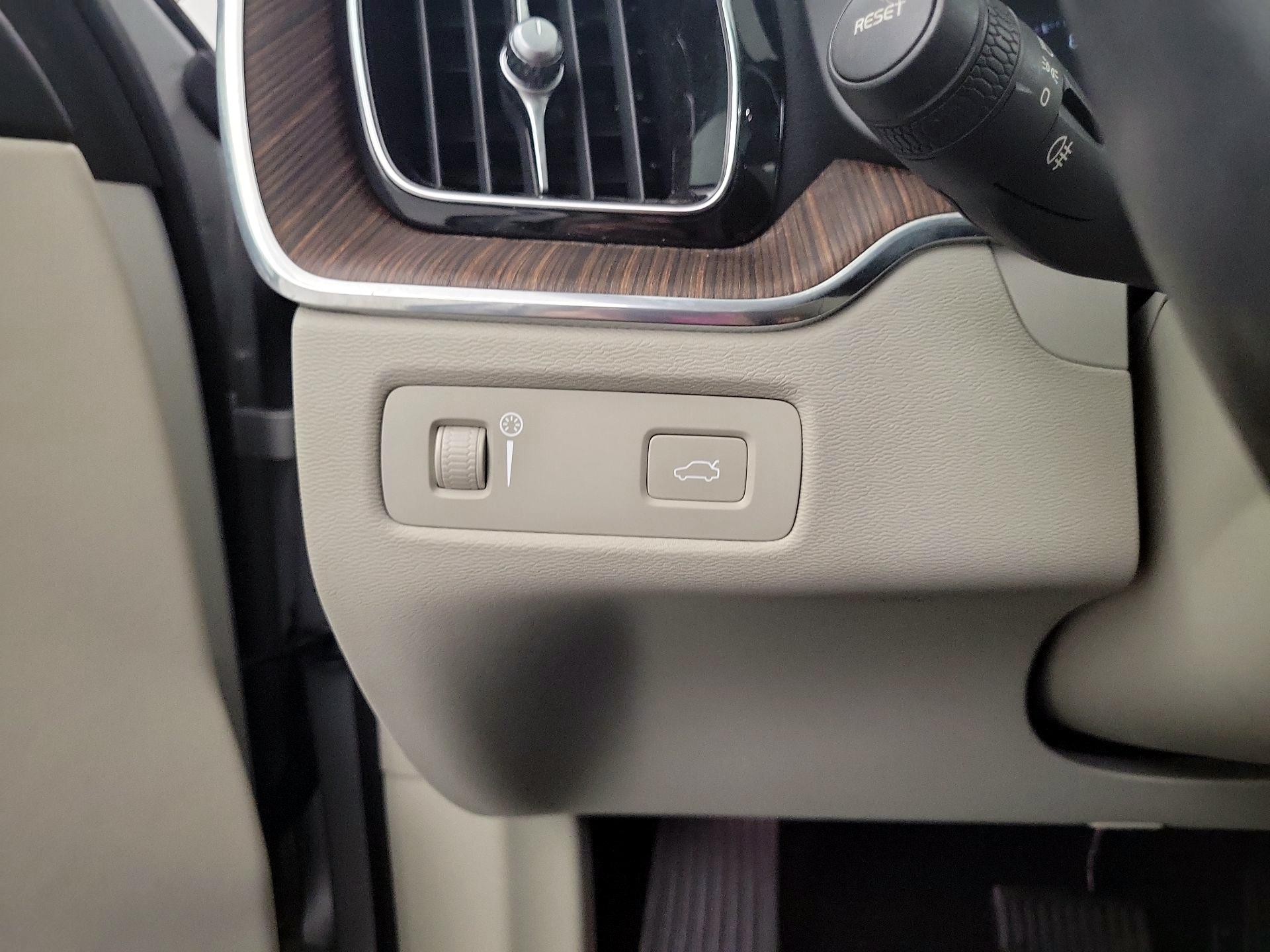 Thumbnail: 2021 Volvo XC60 - 11