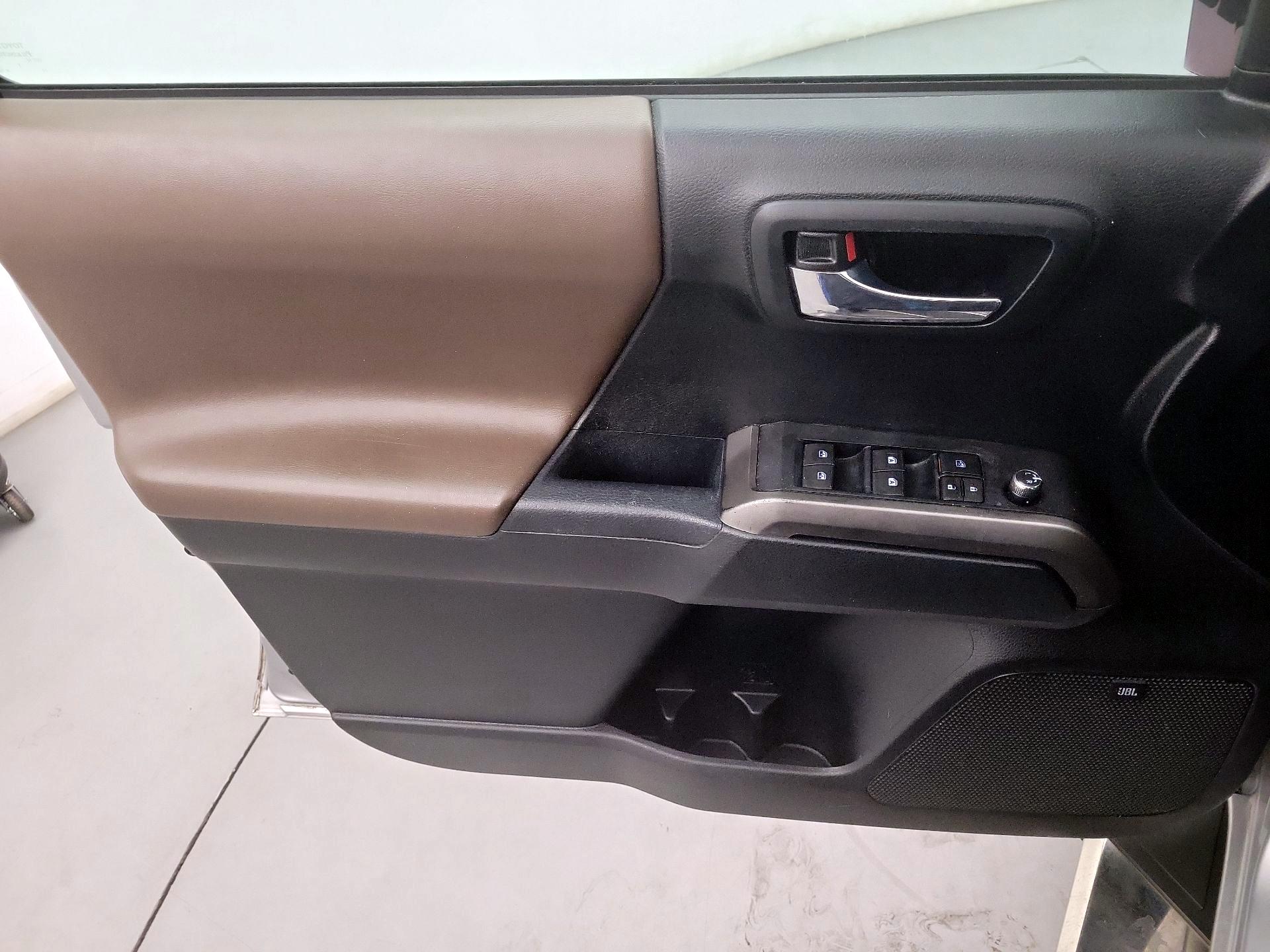 Thumbnail: 2017 Toyota Tacoma - 10