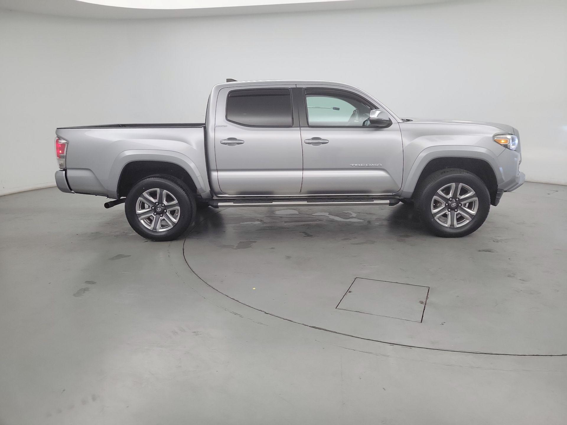 Thumbnail: 2017 Toyota Tacoma - 4