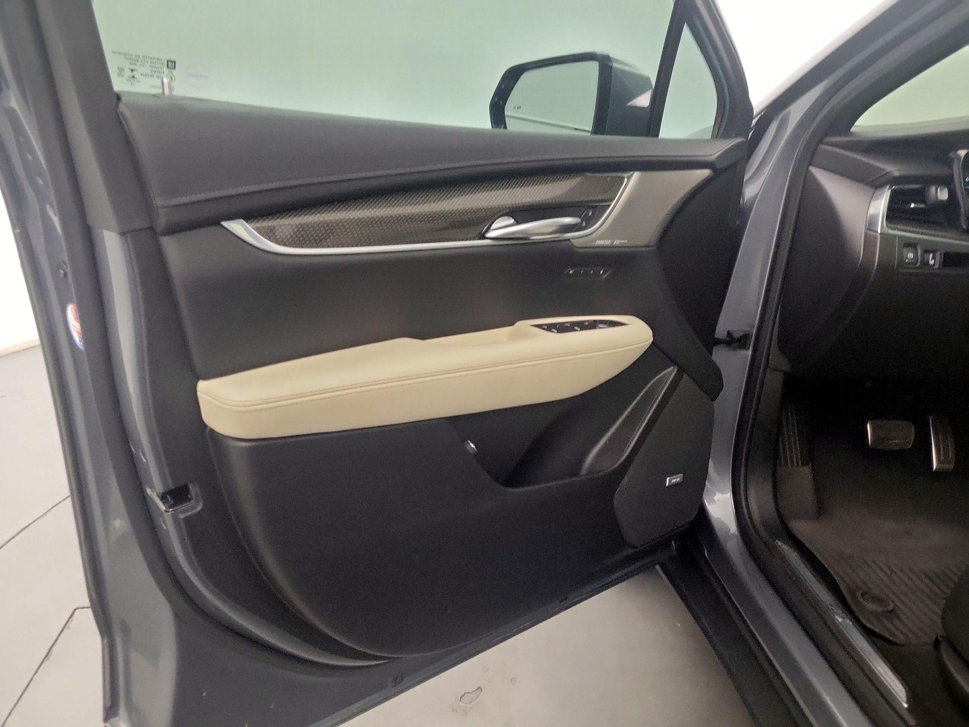 Thumbnail: 2021 Cadillac XT5 - 10