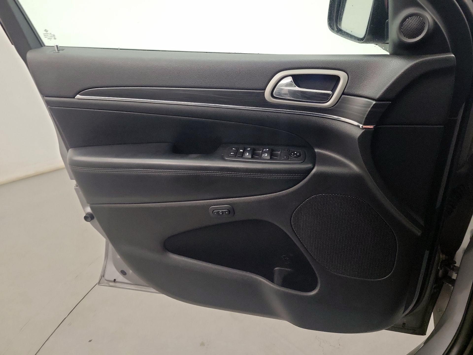 Thumbnail: 2020 Jeep Grand Cherokee - 10