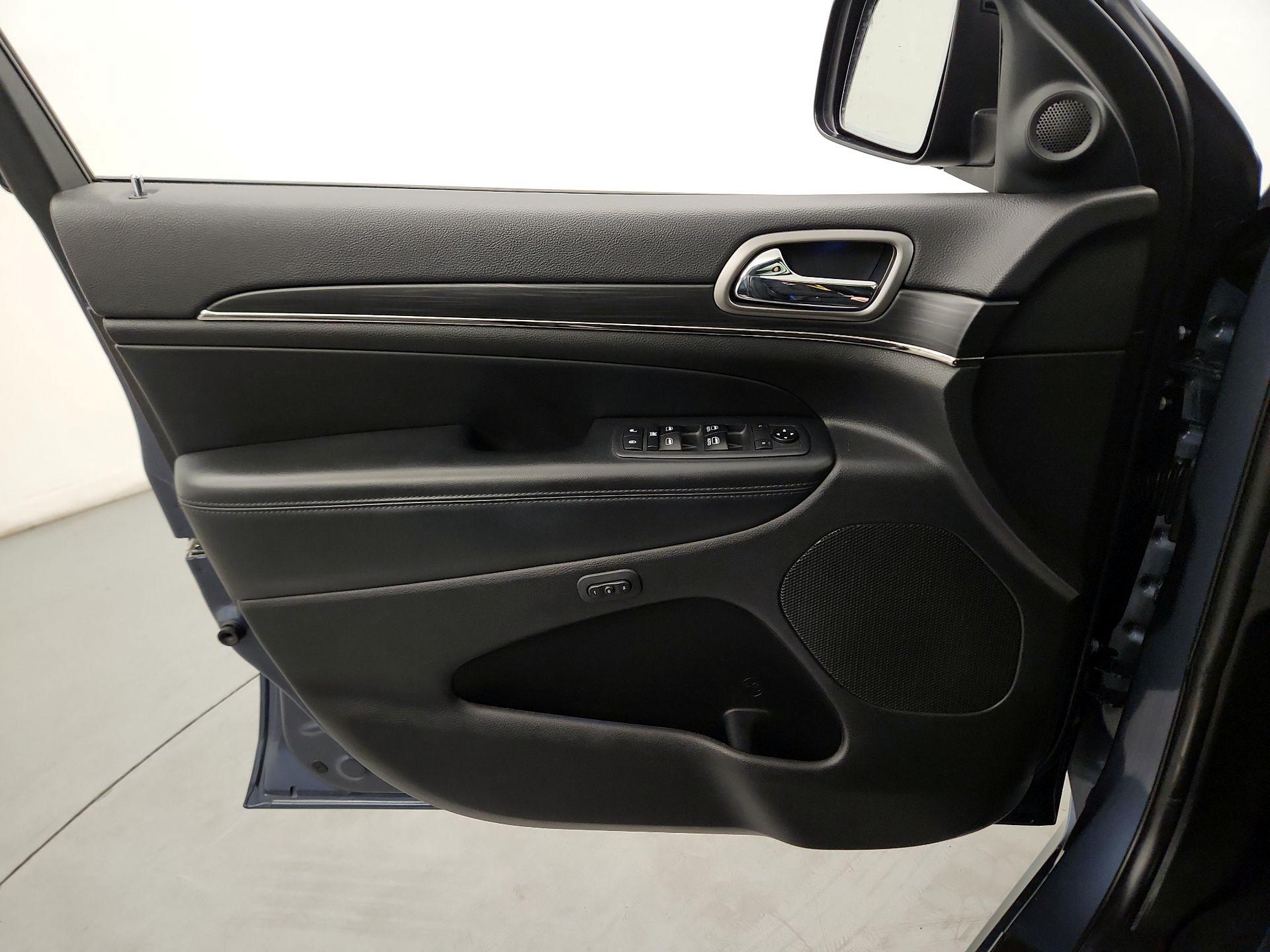 Thumbnail: 2019 Jeep Grand Cherokee - 10