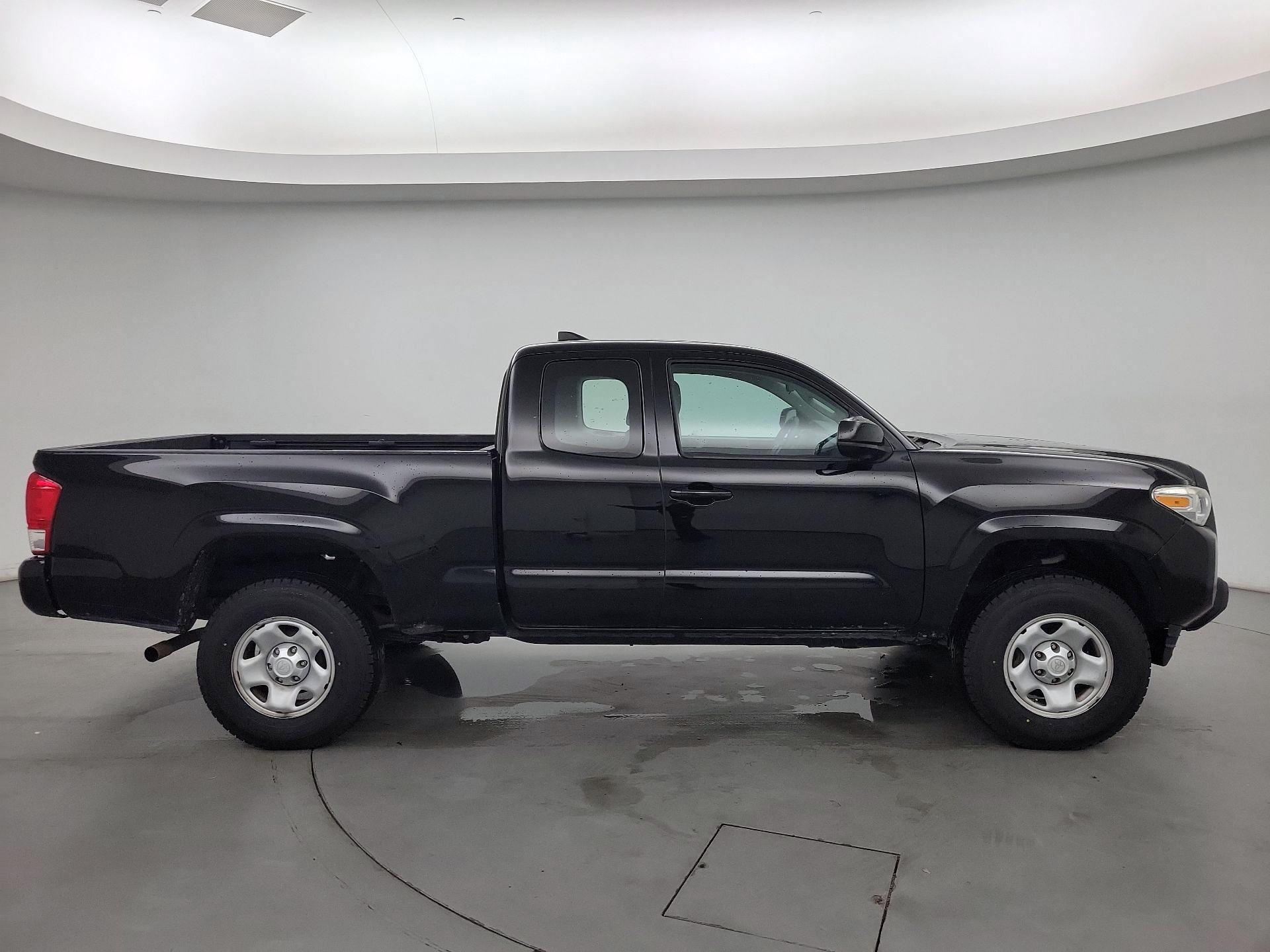 Thumbnail: 2017 Toyota Tacoma - 4