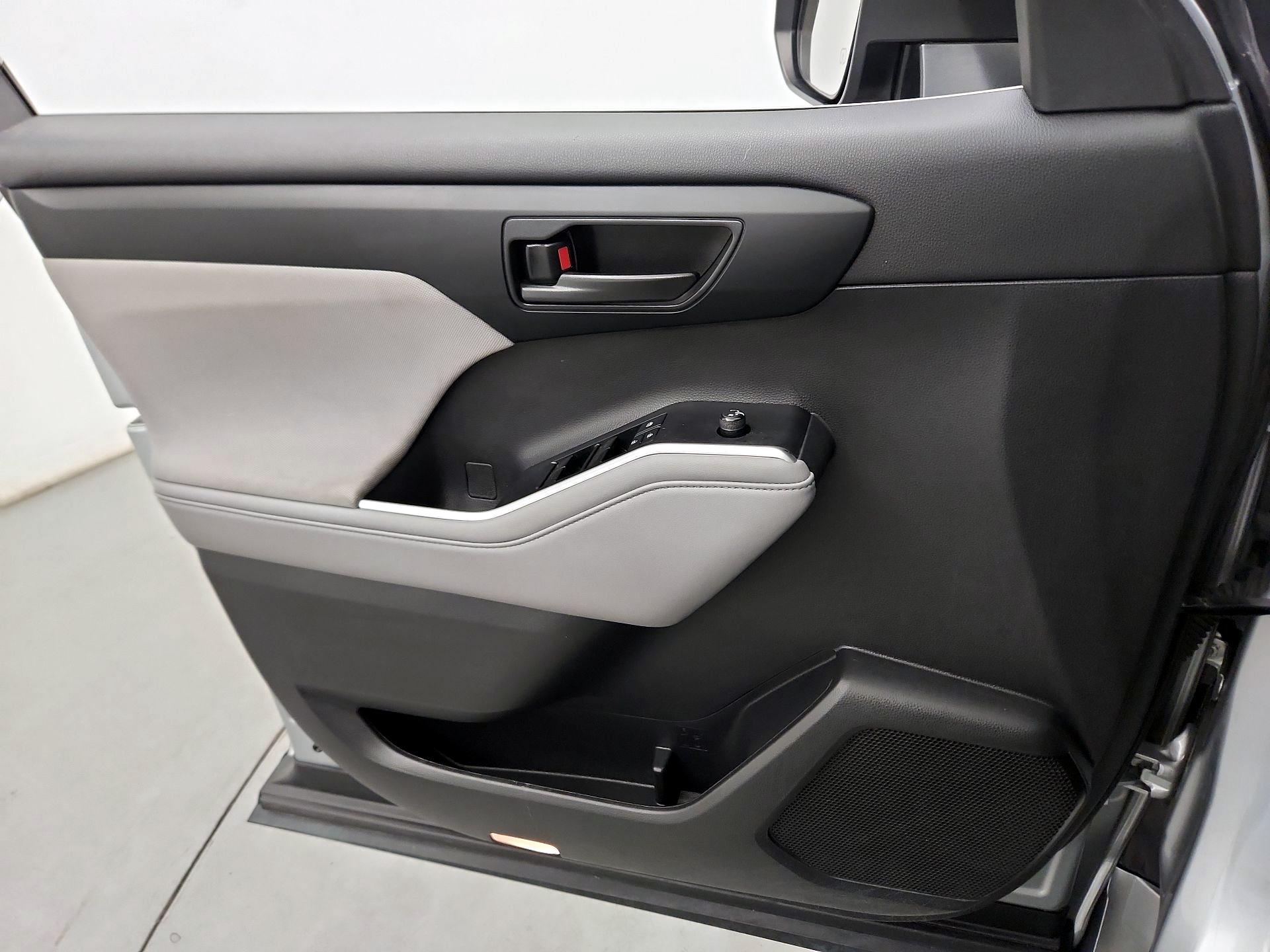 Thumbnail: 2022 Toyota Highlander - 10