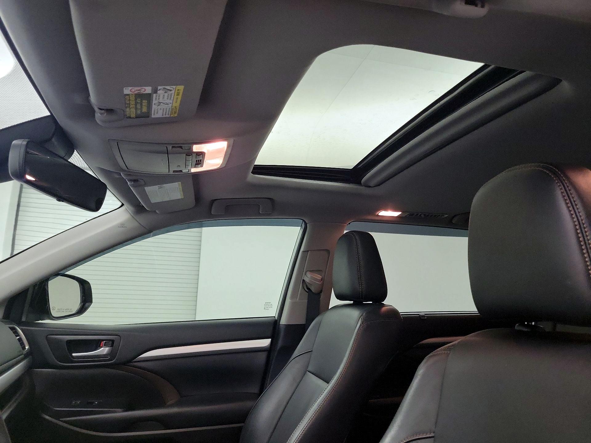 Thumbnail: 2018 Toyota Highlander - 17