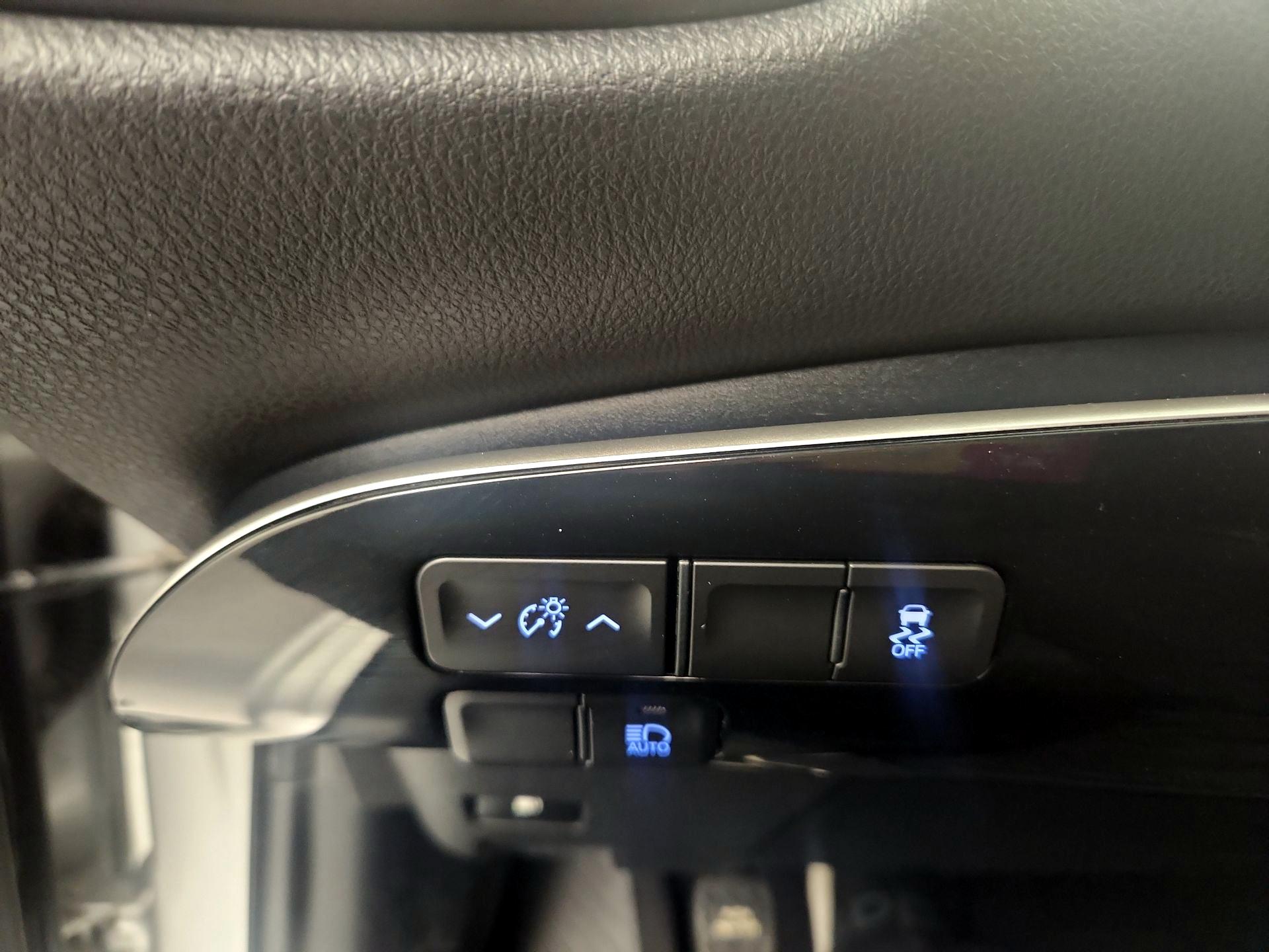 Thumbnail: 2017 Toyota Prius - 11