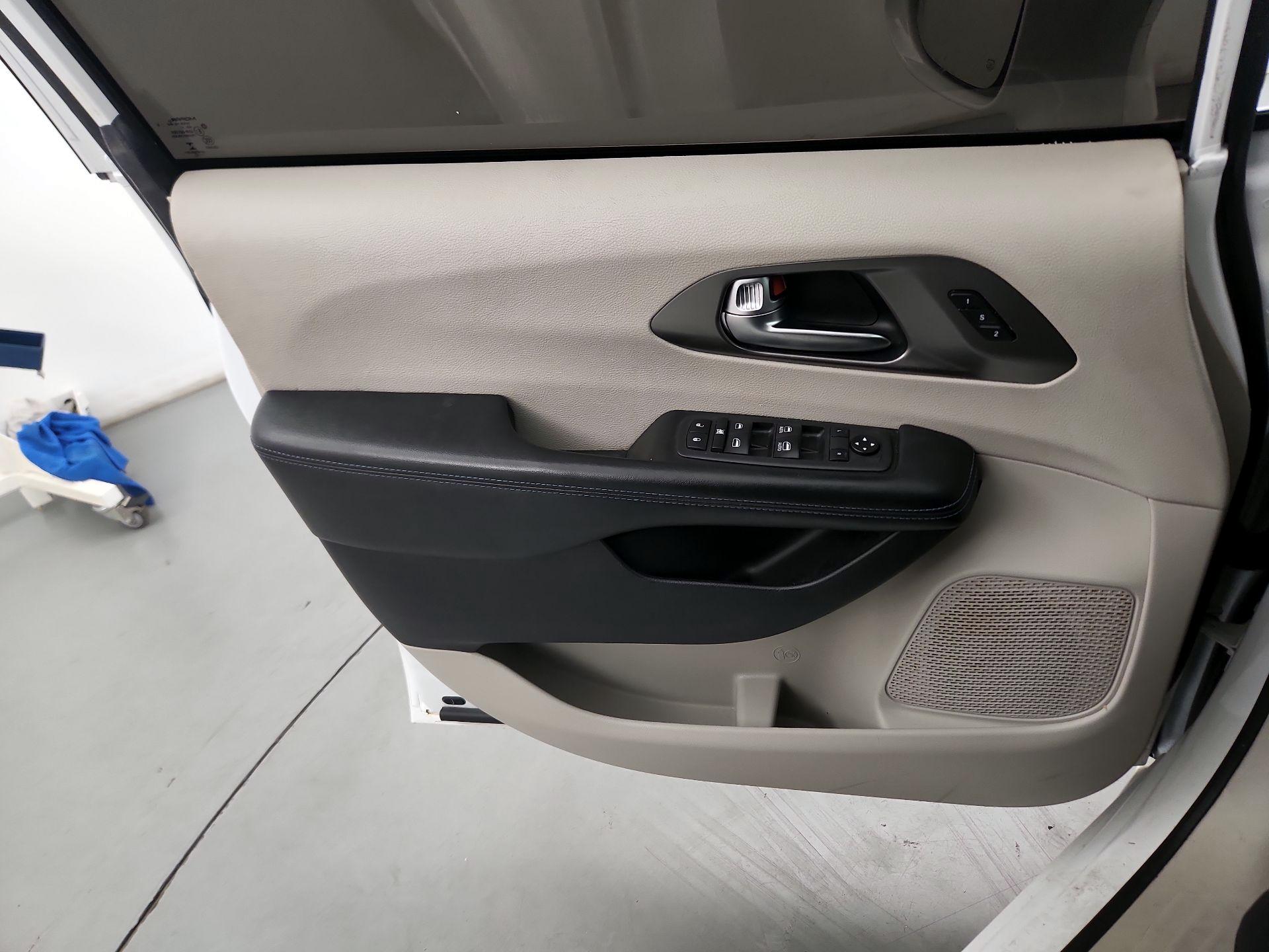 Thumbnail: 2021 Chrysler Pacifica - 10