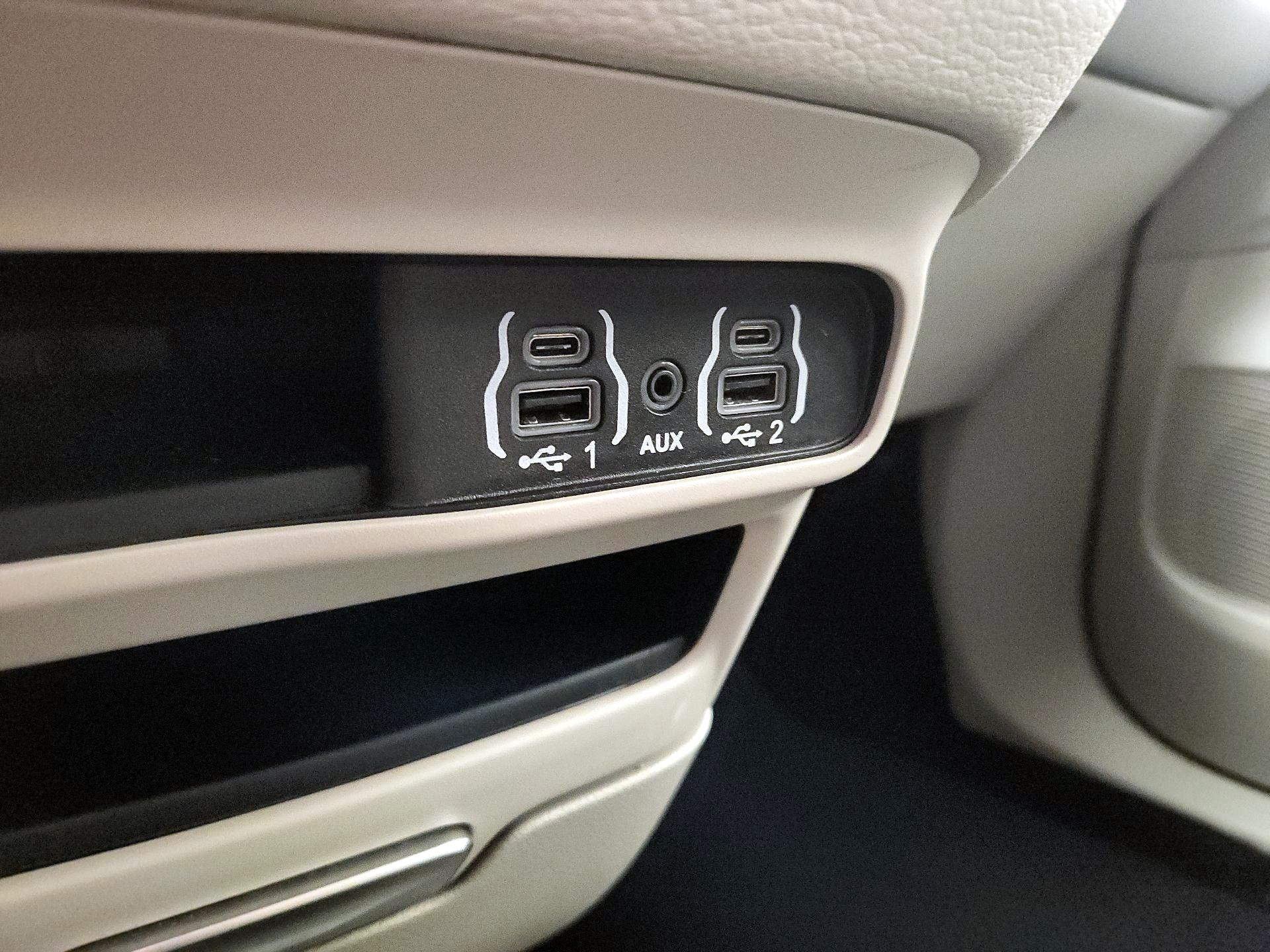 Thumbnail: 2021 Chrysler Pacifica - 16