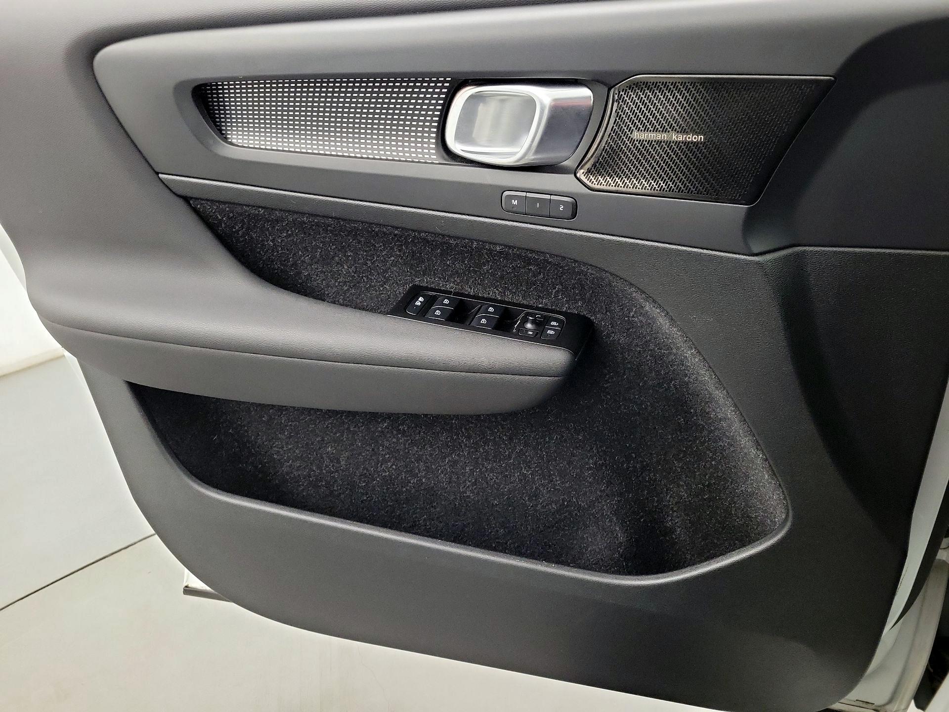 Thumbnail: 2021 Volvo XC40 - 12