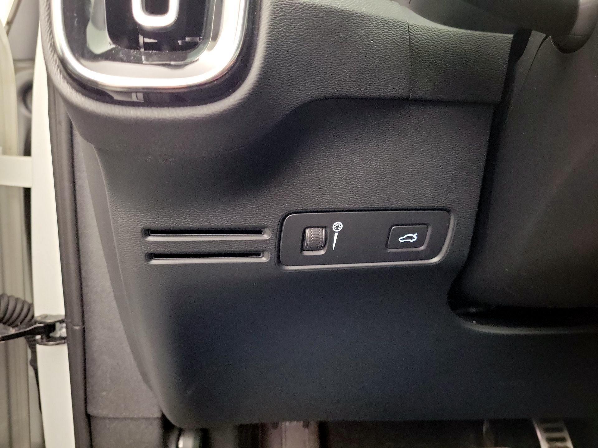 Thumbnail: 2021 Volvo XC40 - 13