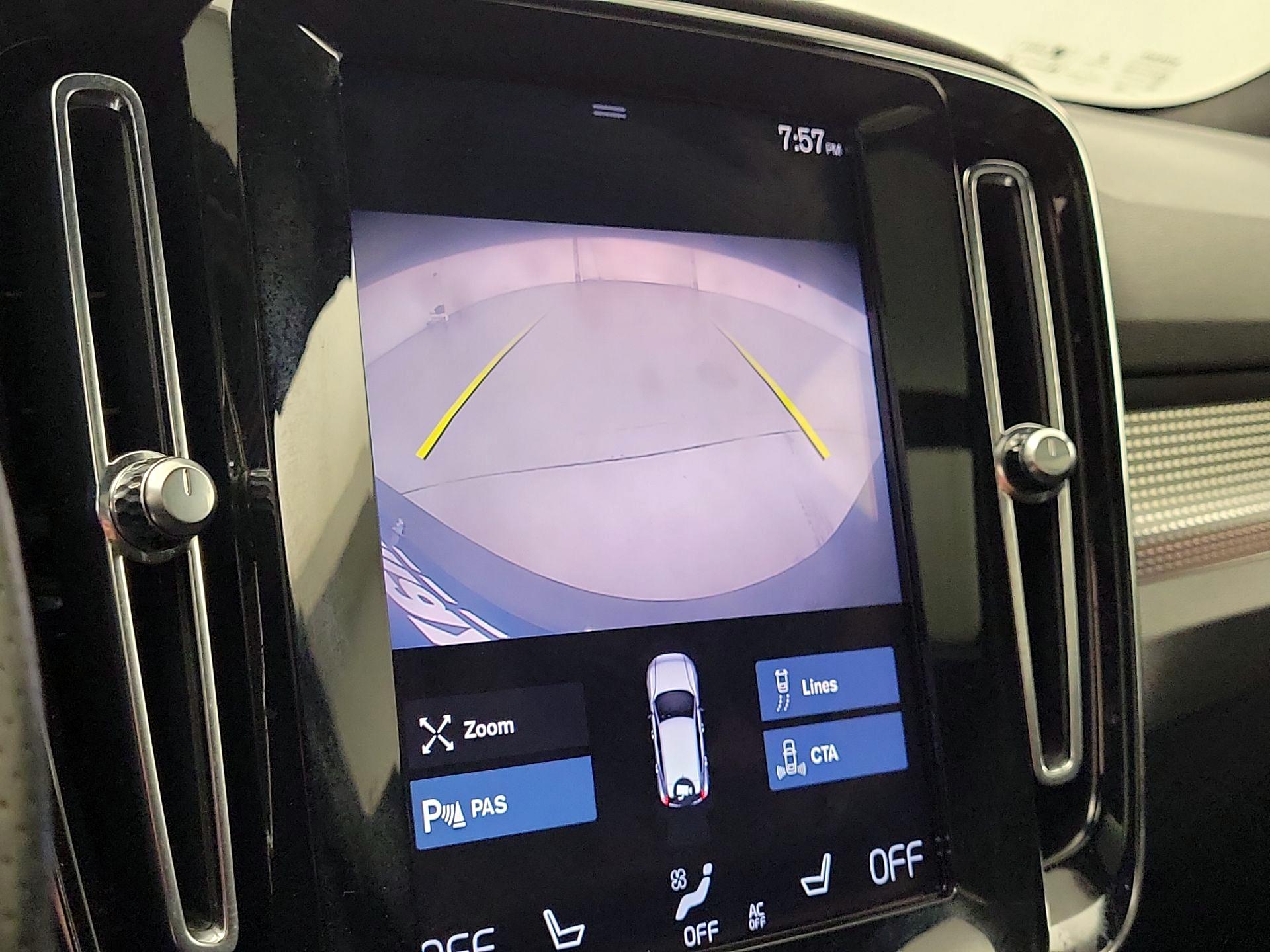 Thumbnail: 2021 Volvo XC40 - 15