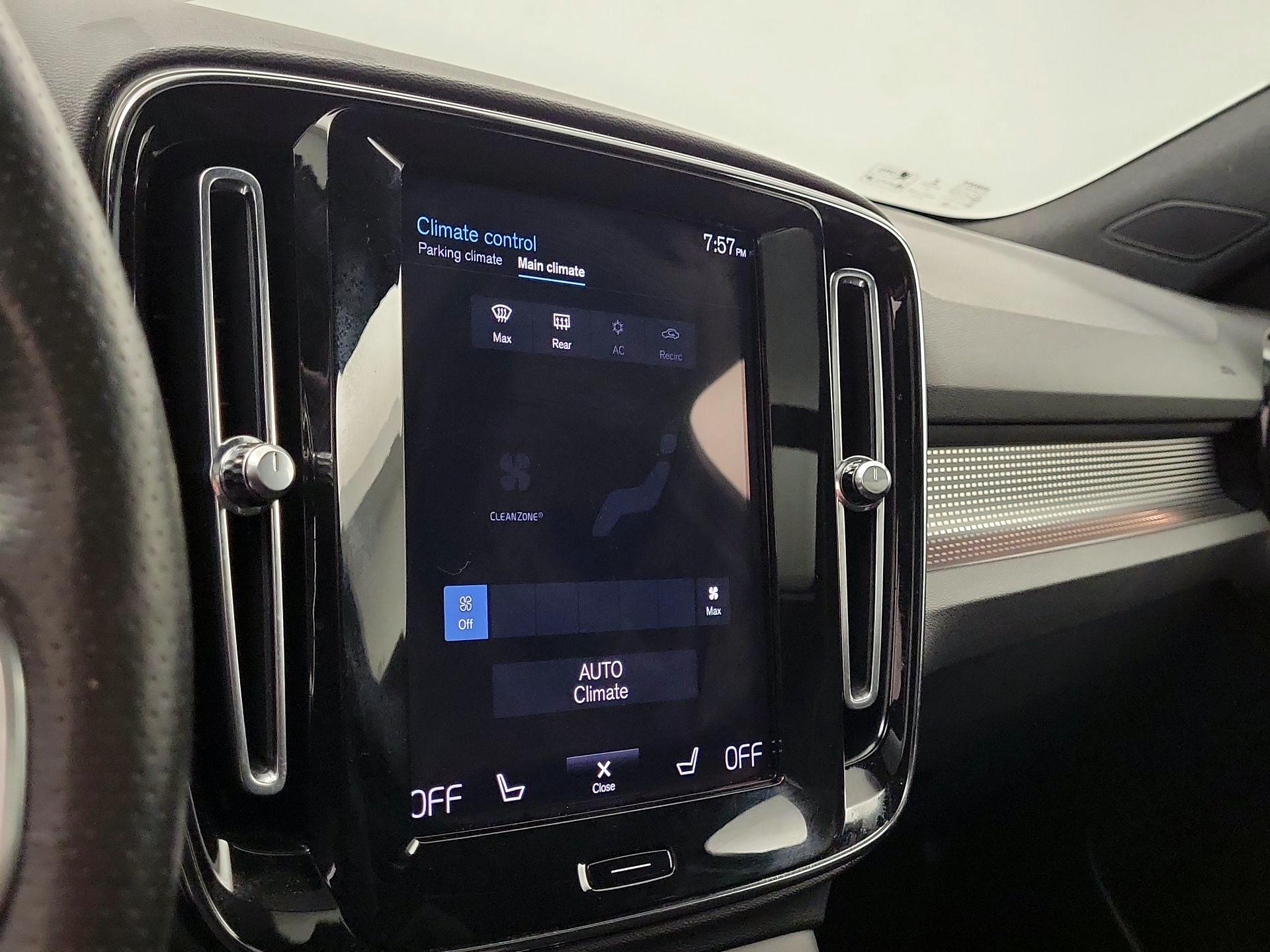 Thumbnail: 2021 Volvo XC40 - 17