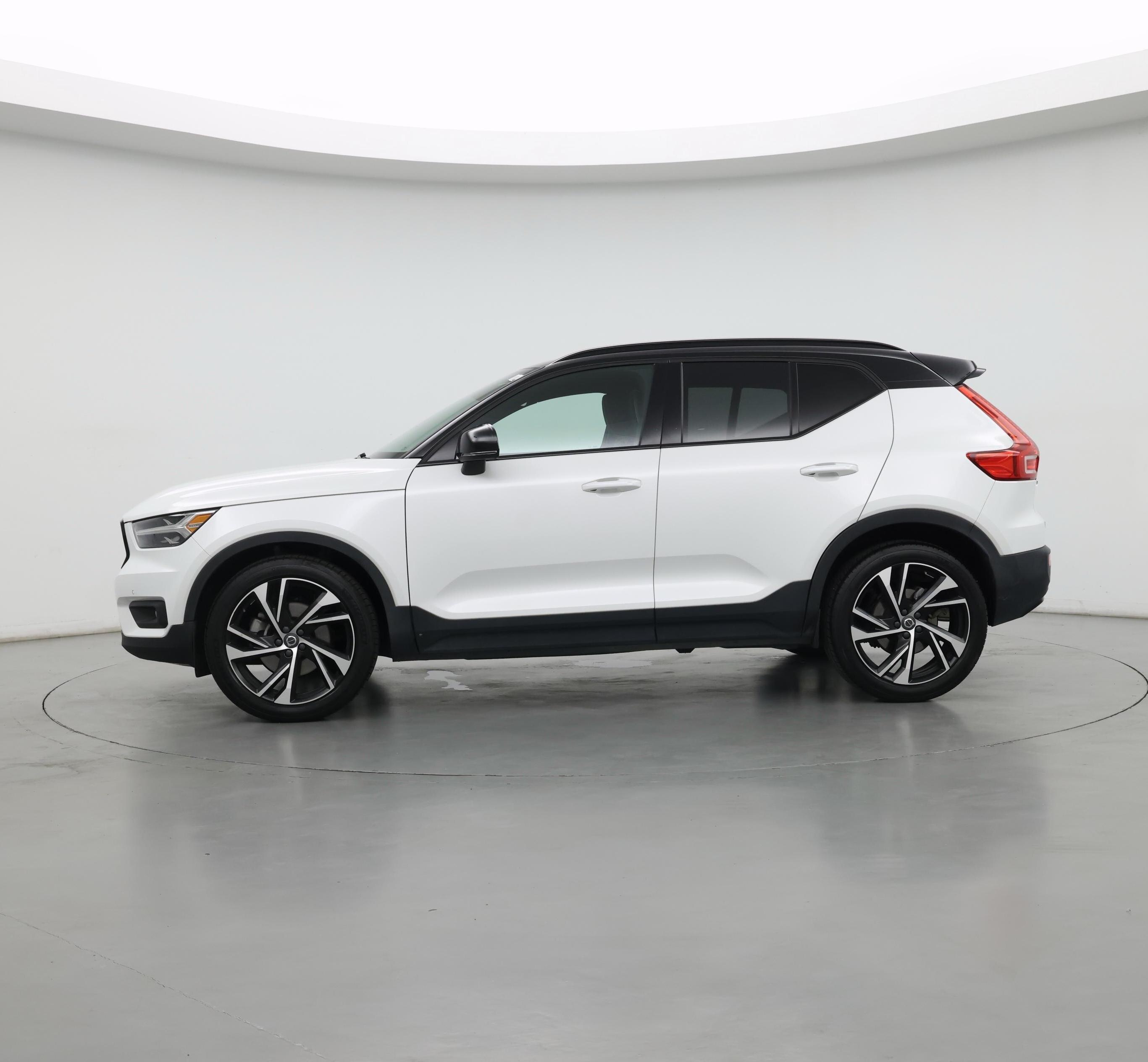 Thumbnail: 2021 Volvo XC40 - 3
