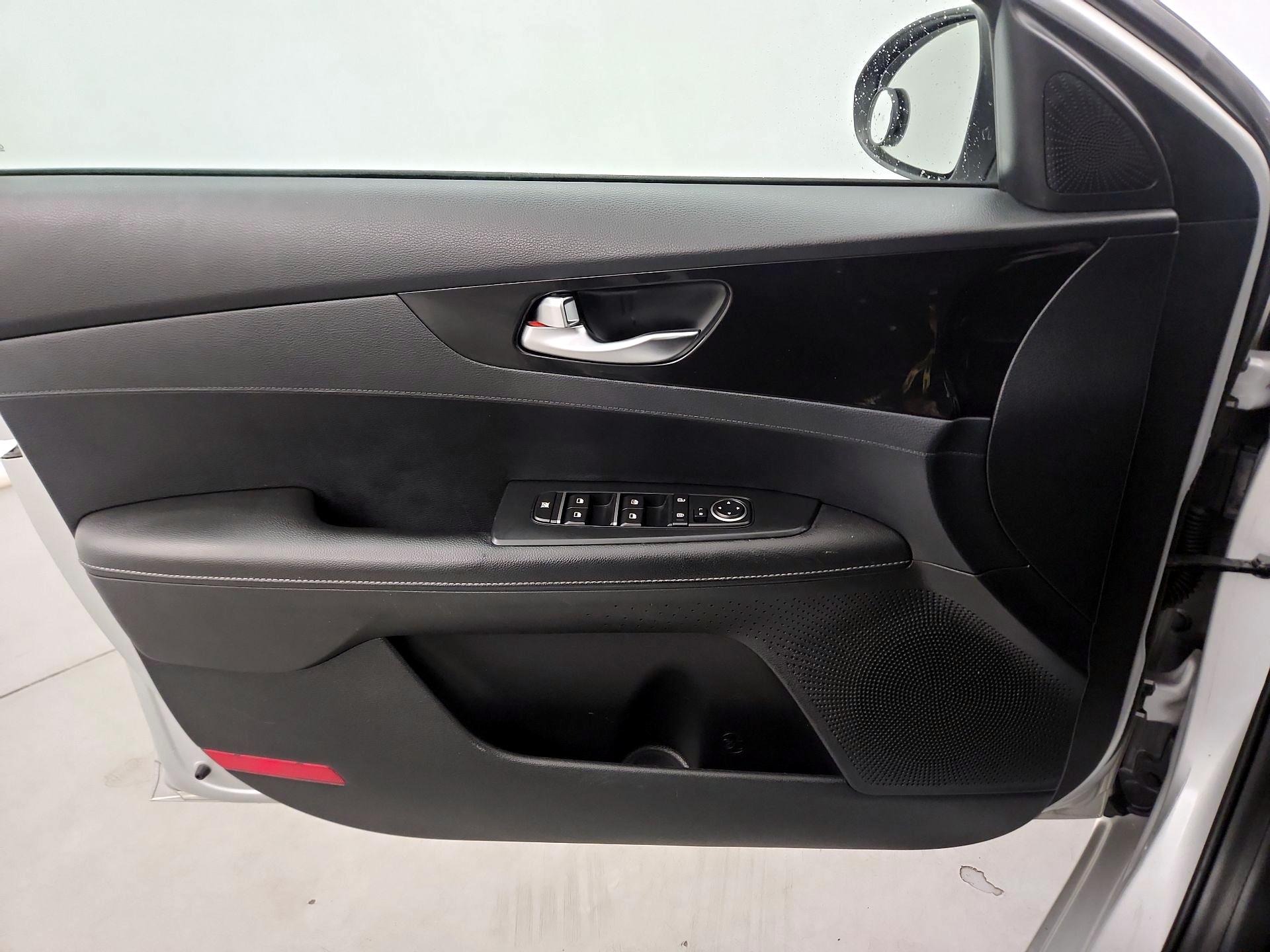 Thumbnail: 2019 Kia Forte - 12