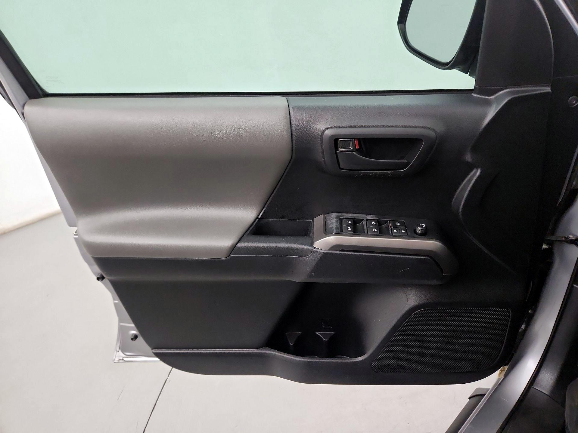 Thumbnail: 2019 Toyota Tacoma - 10
