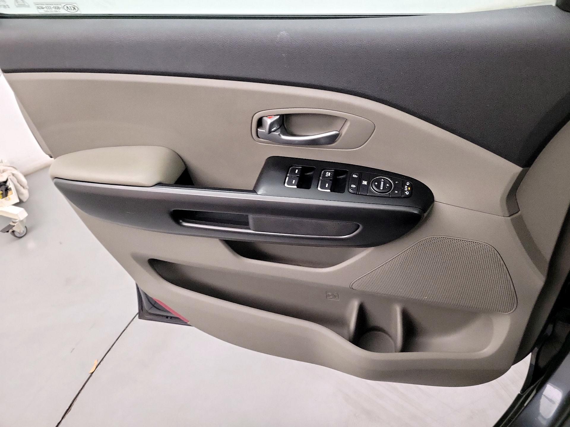 Thumbnail: 2017 Kia Sedona - 10