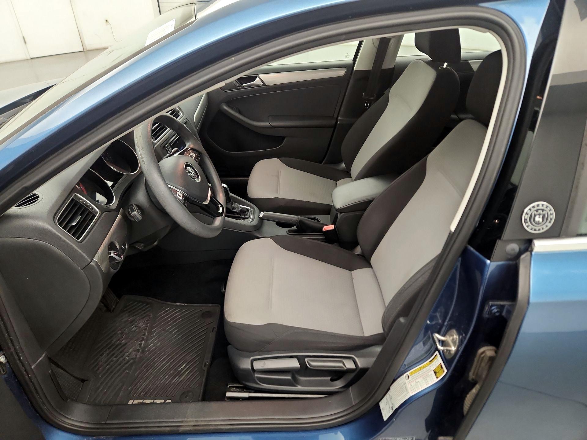 Thumbnail: 2017 Volkswagen Jetta - 9