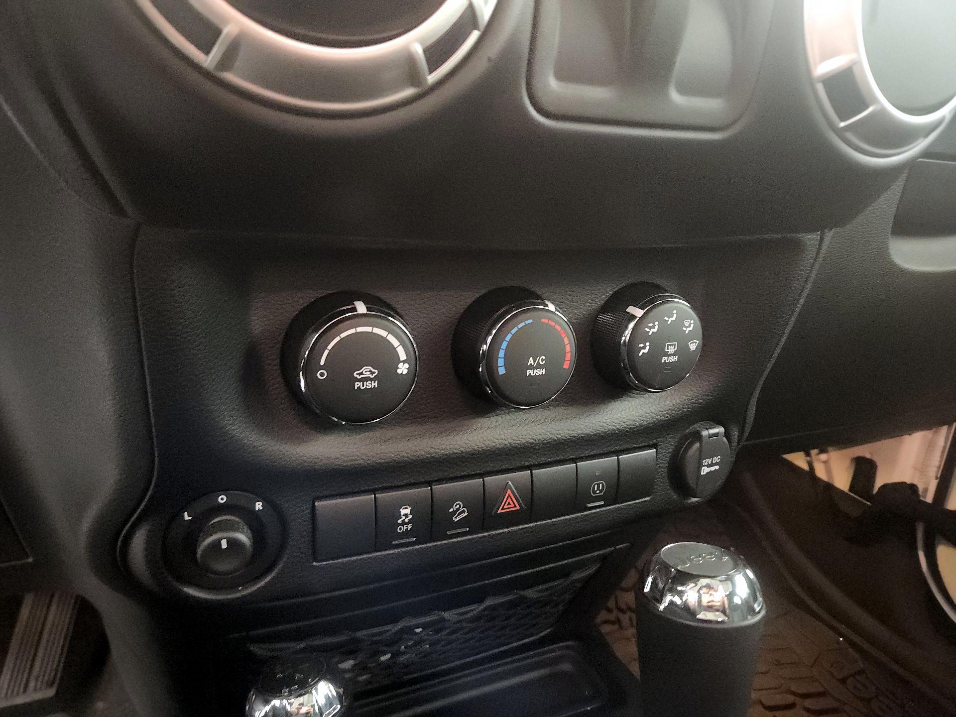 Thumbnail: 2015 Jeep Wrangler - 13