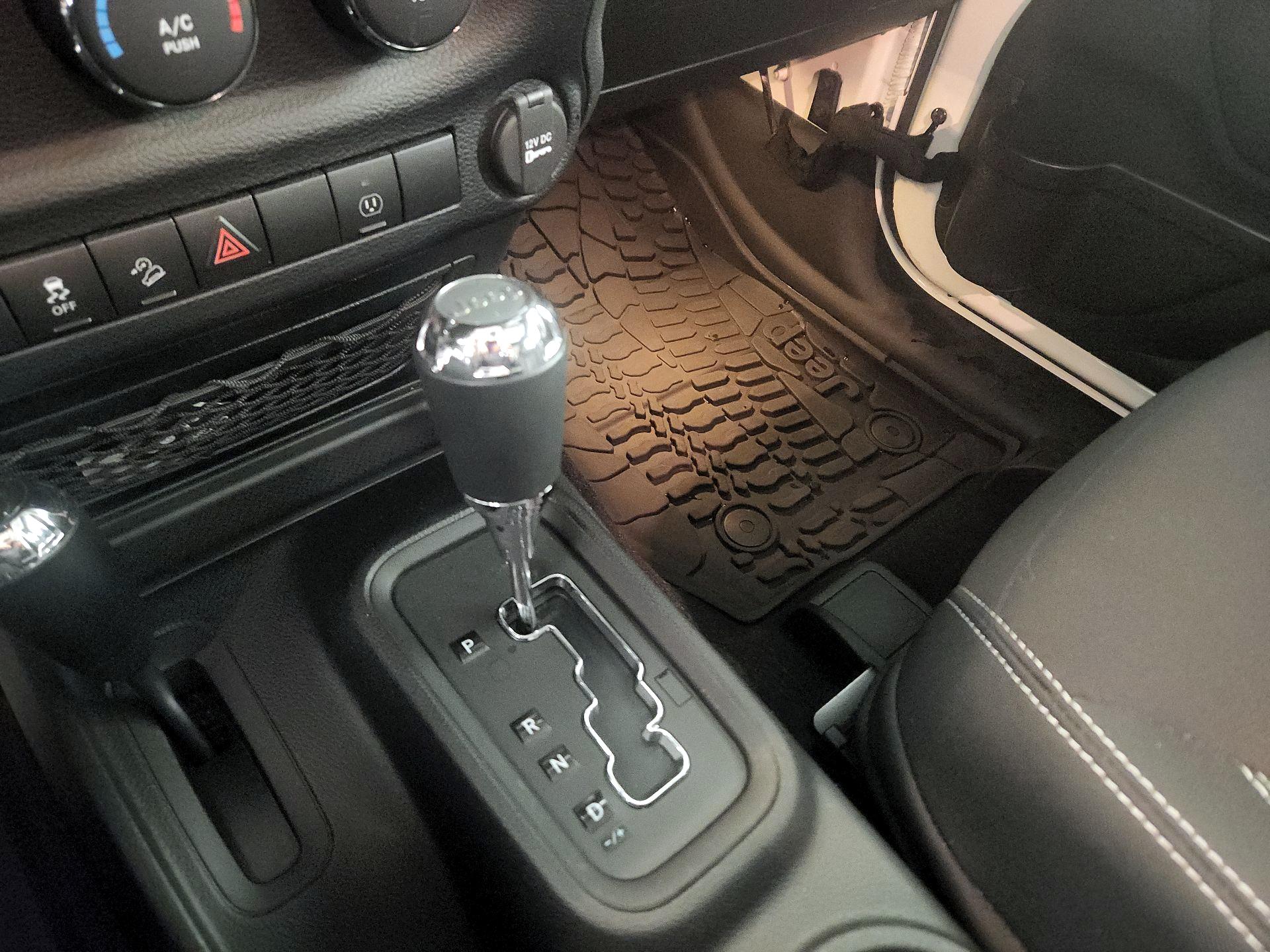 Thumbnail: 2015 Jeep Wrangler - 14