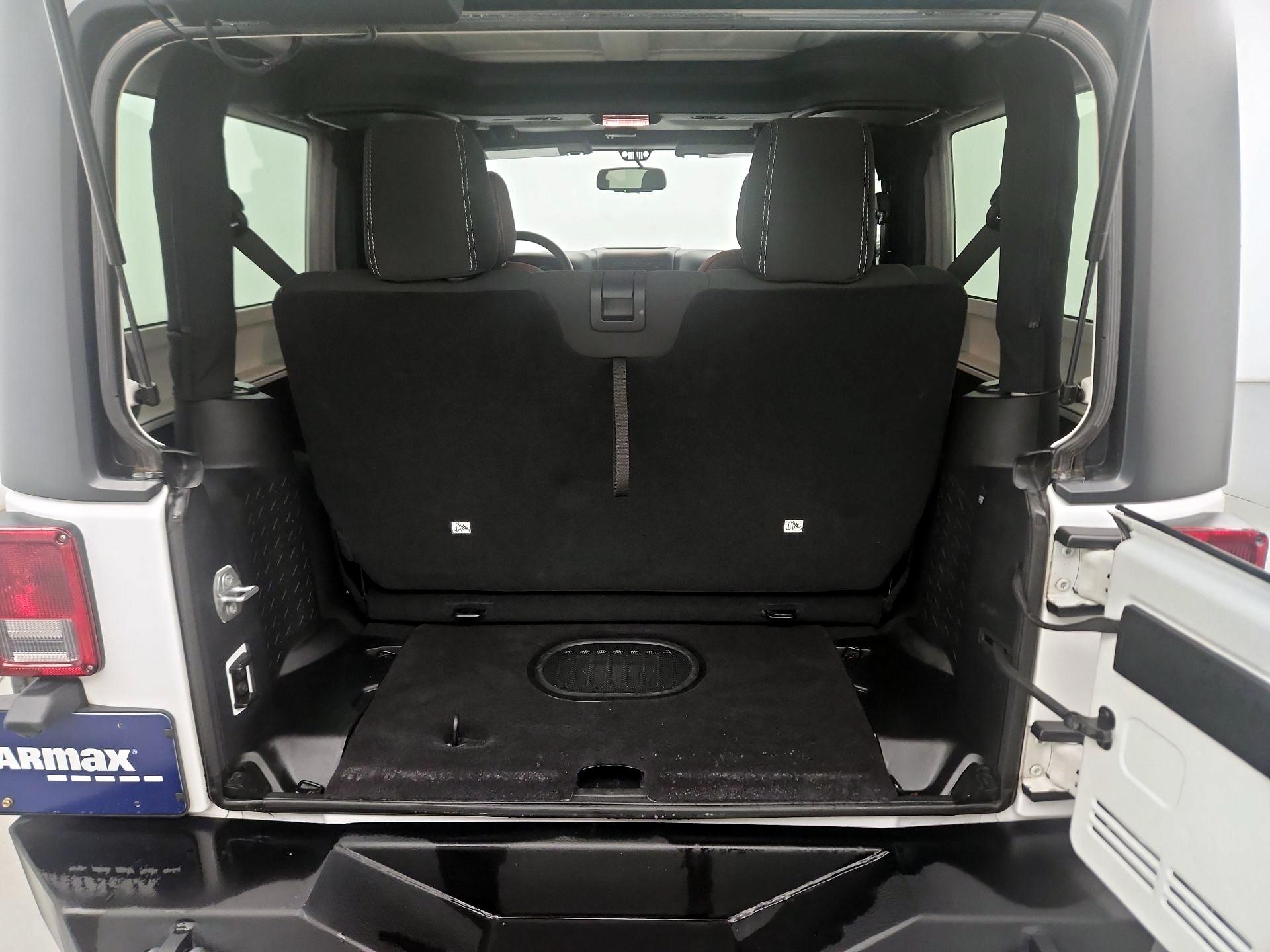 Thumbnail: 2015 Jeep Wrangler - 17