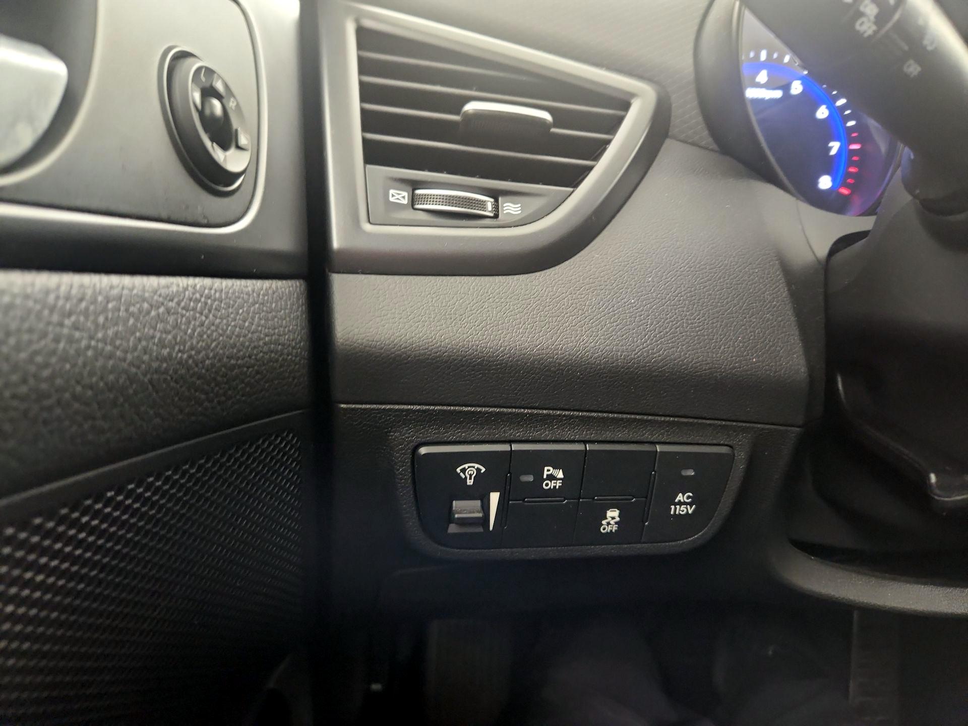 Thumbnail: 2015 Hyundai Veloster - 11