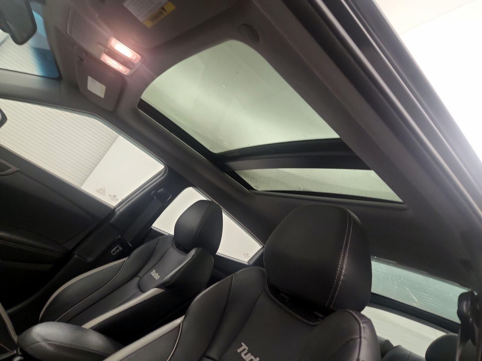 Thumbnail: 2015 Hyundai Veloster - 18