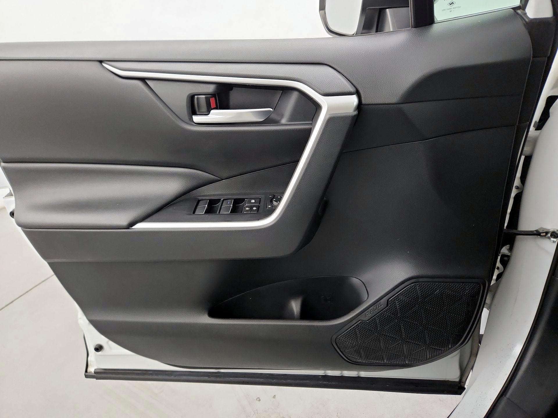 Thumbnail: 2020 Toyota RAV4 - 10