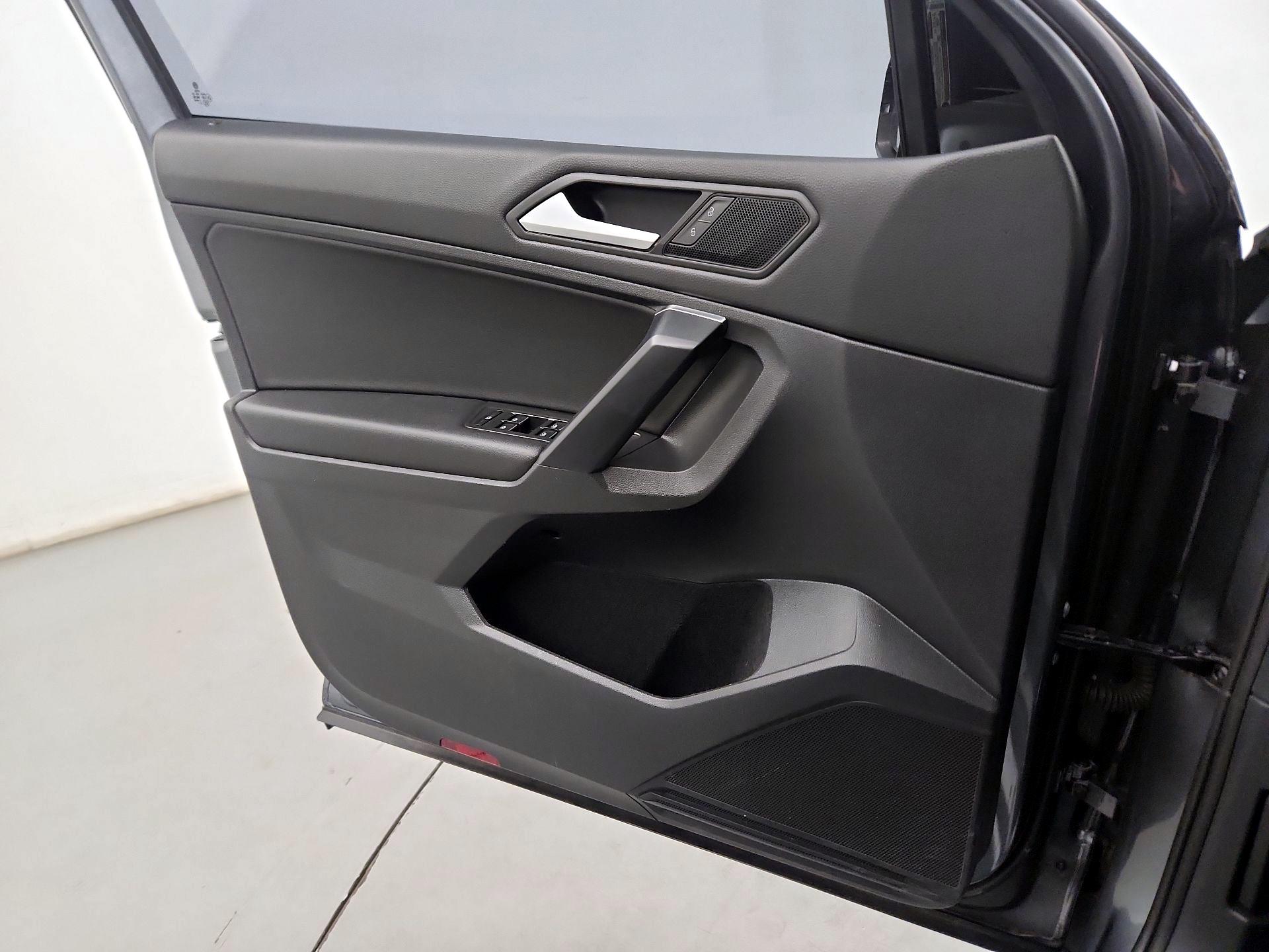 Thumbnail: 2021 Volkswagen Tiguan - 10