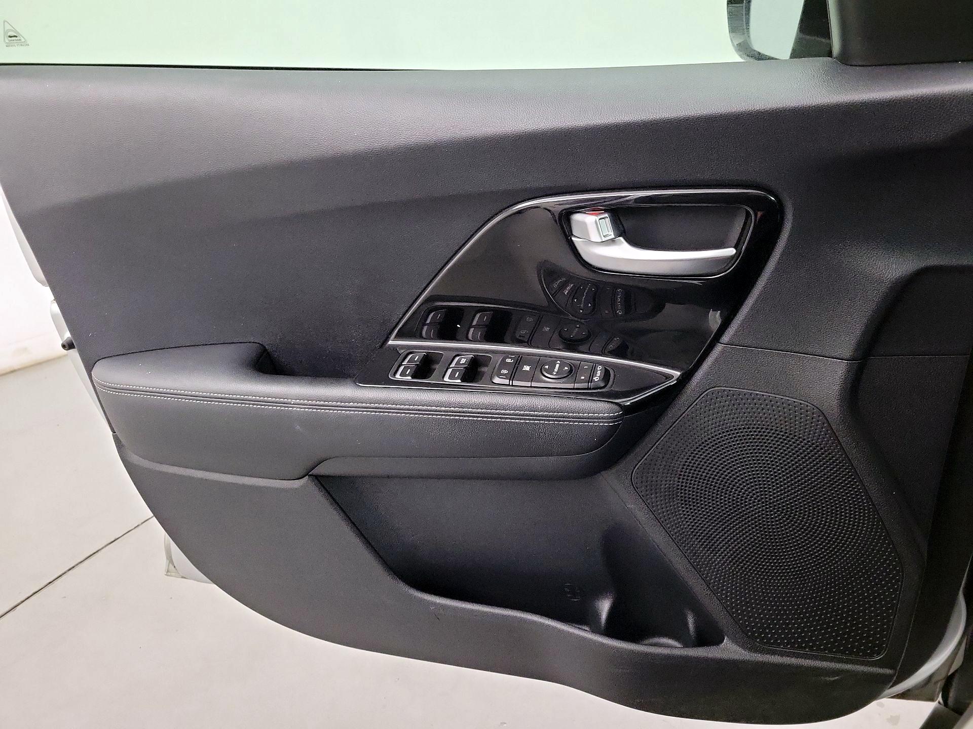 Thumbnail: 2020 Kia Niro - 10