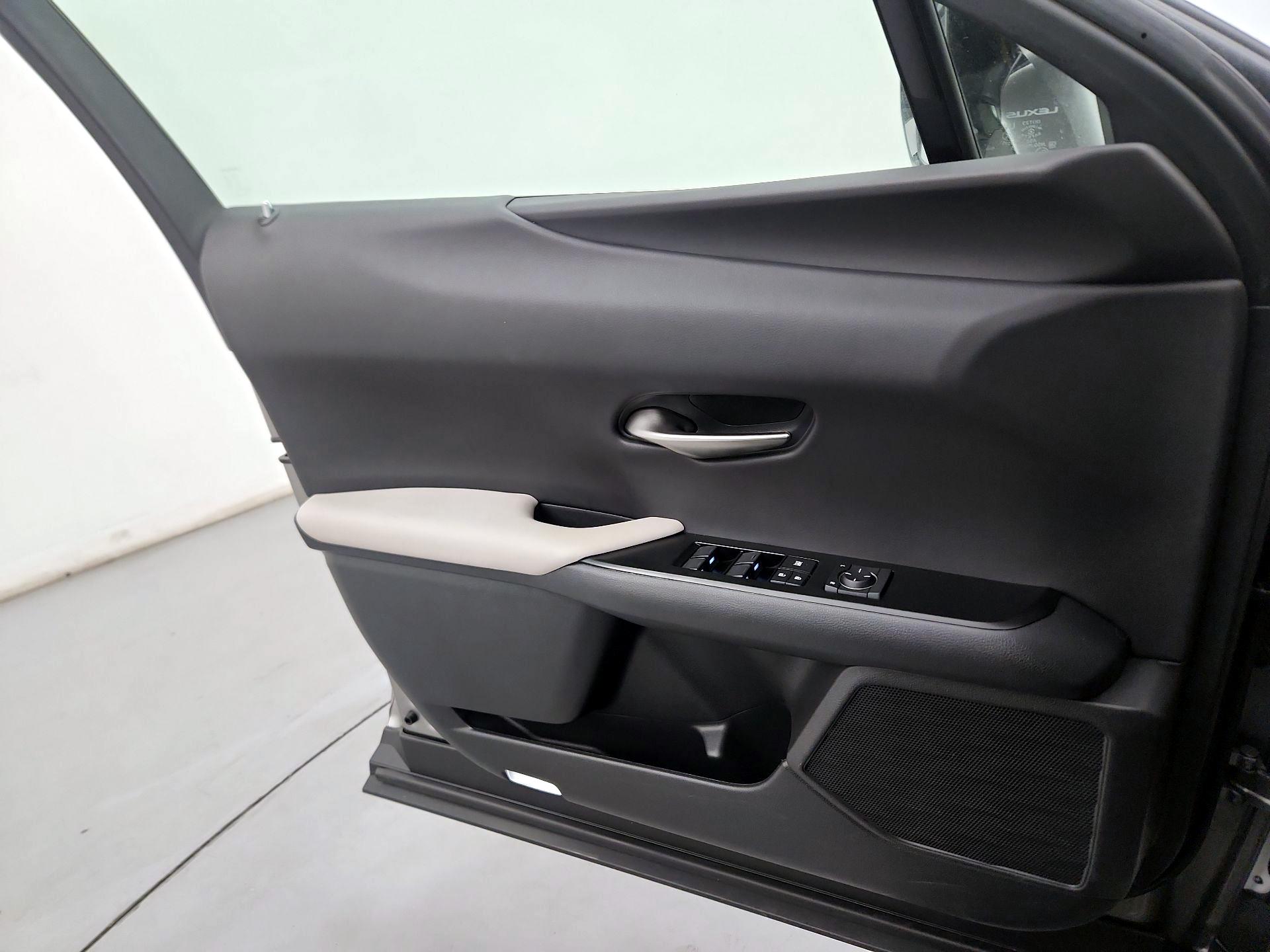 Thumbnail: 2022 Lexus UX - 10