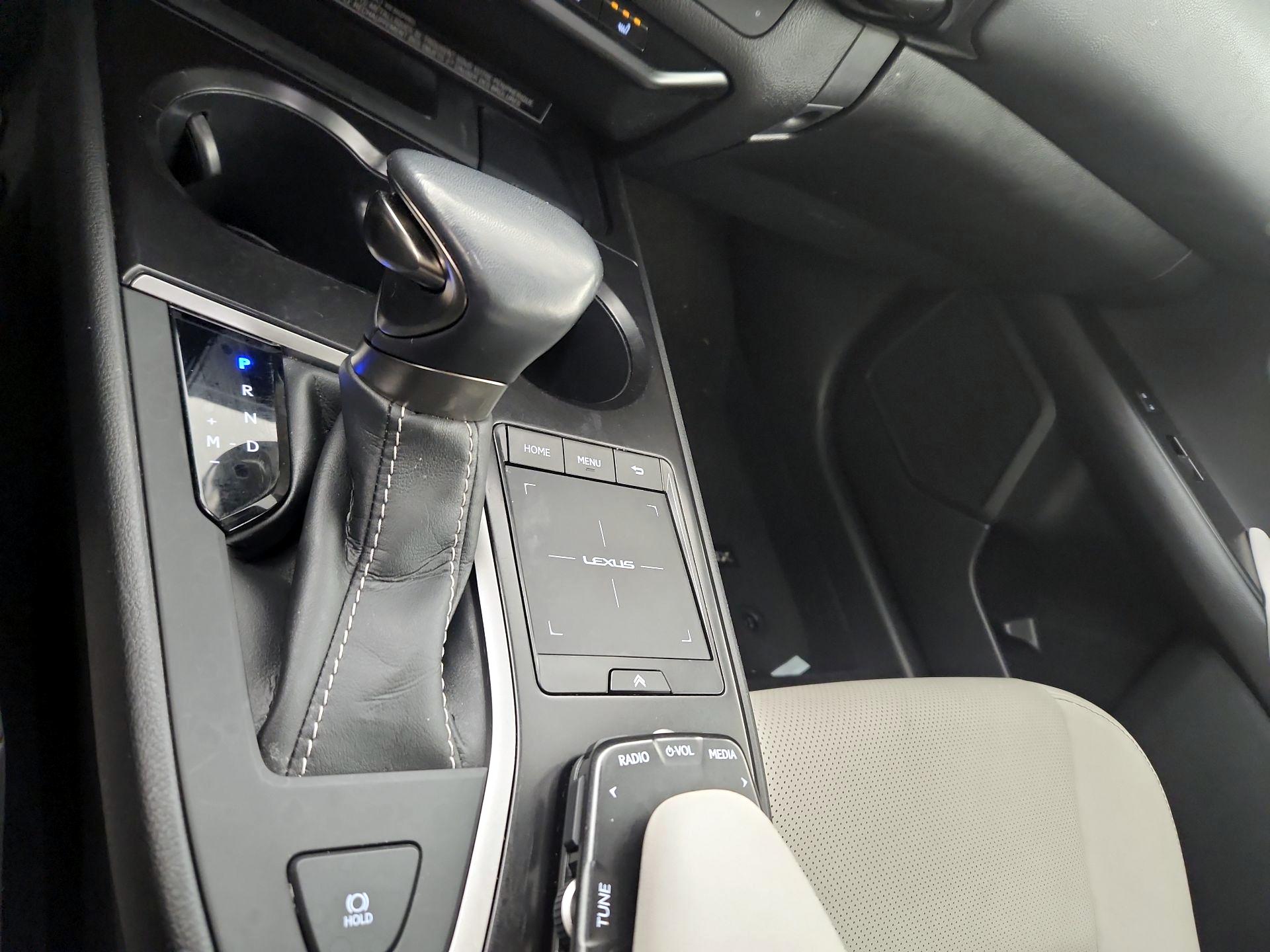 Thumbnail: 2022 Lexus UX - 15