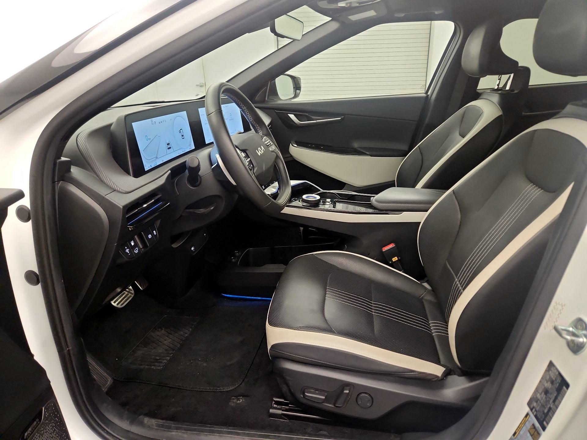 Thumbnail: 2022 Kia EV6 - 11