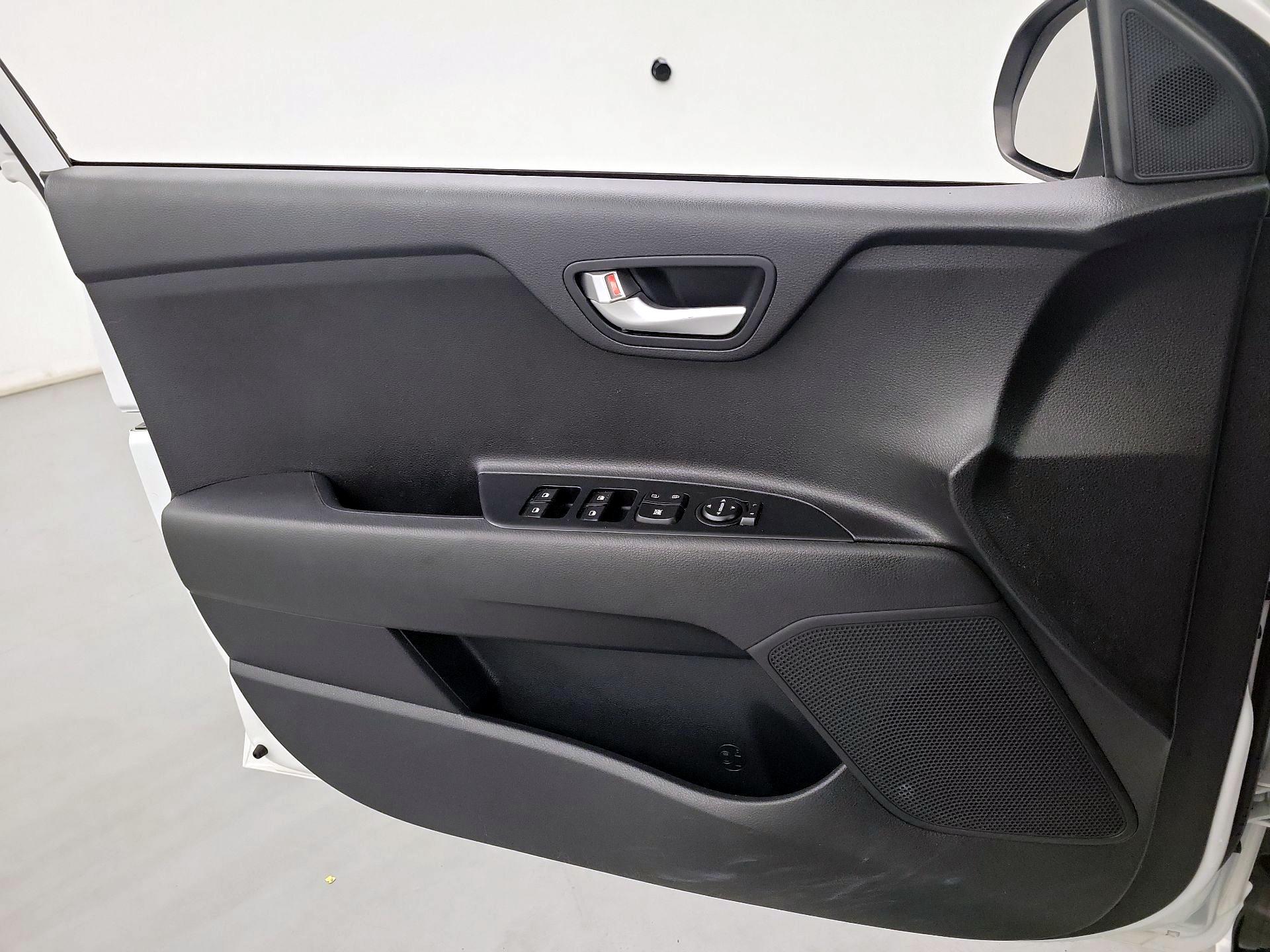 Thumbnail: 2022 Kia Rio - 10